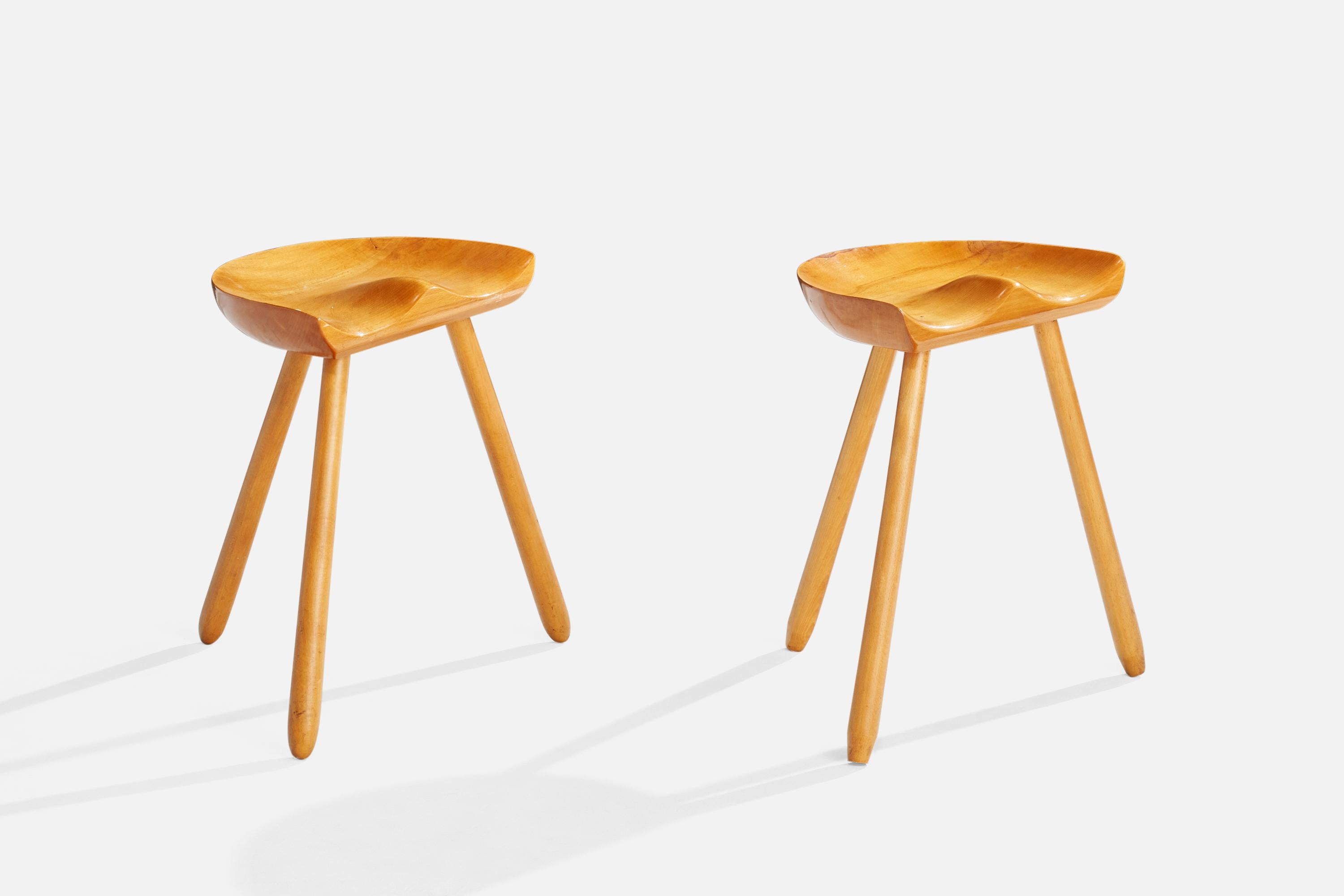 Paire de tabourets en hêtre conçus et fabriqués au Danemark, C.1950.

Avec une réparation ancienne à un siège comme illustré.

Dimensions : 19.2