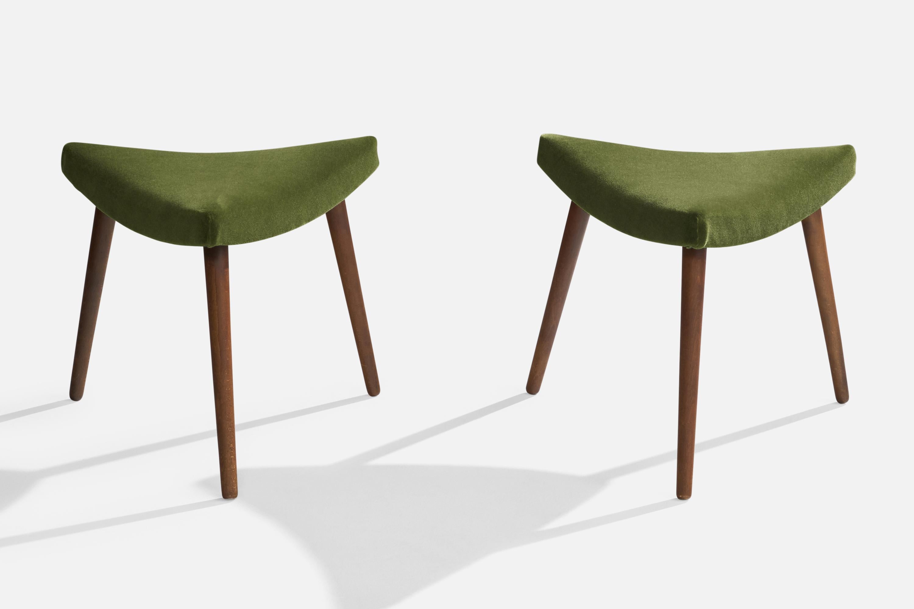 Paire de tabourets en bois et mohair vert conçus et fabriqués au Danemark, C.C.

Très légères rayures sur un pied de chaque tabouret.

Dimensions : 16.125