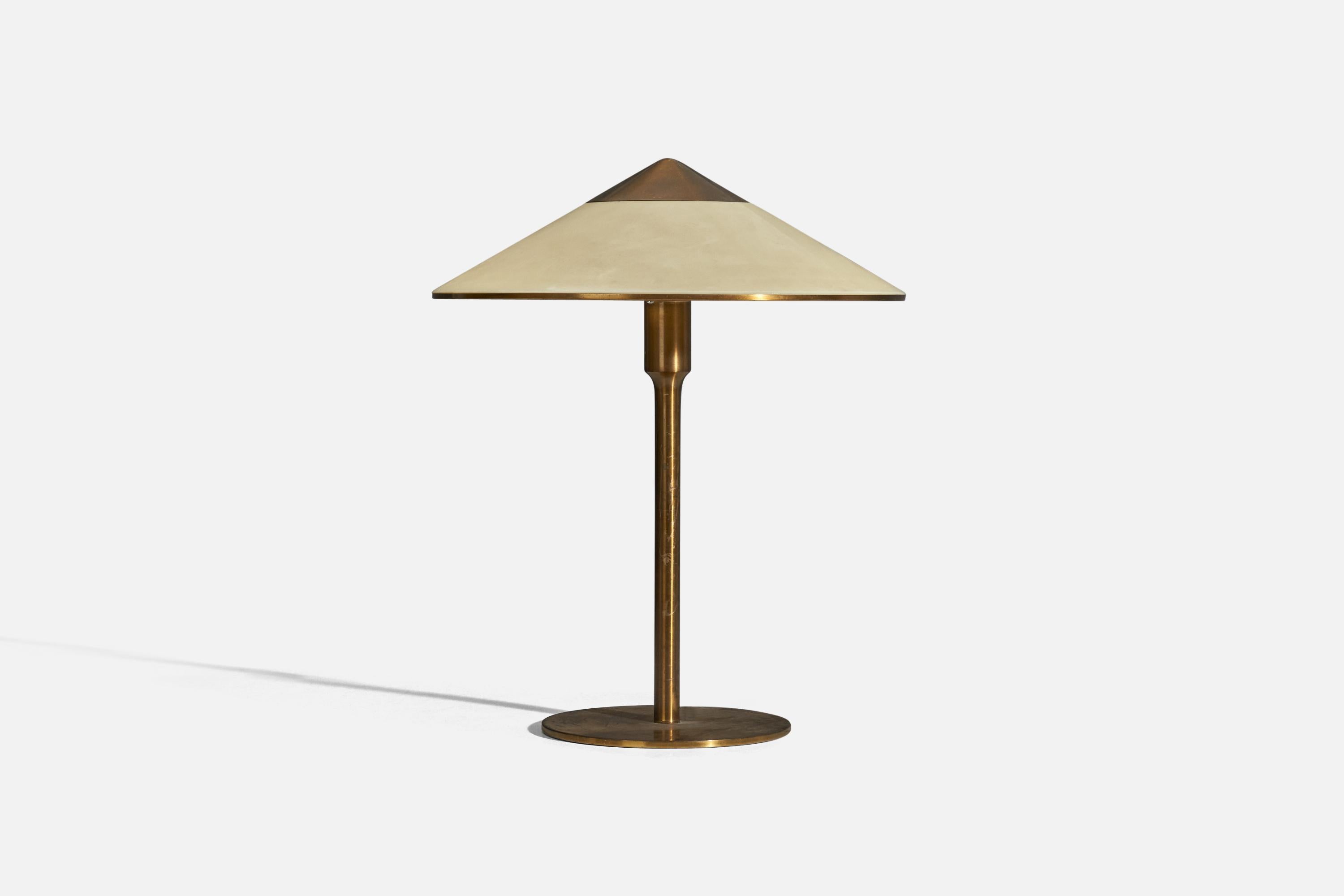 Lampe de table en laiton et acrylique conçue et produite au Danemark, années 1950.

La douille accepte les ampoules standard E-26 à culot moyen.

Il n'y a pas de puissance maximale indiquée sur le luminaire.