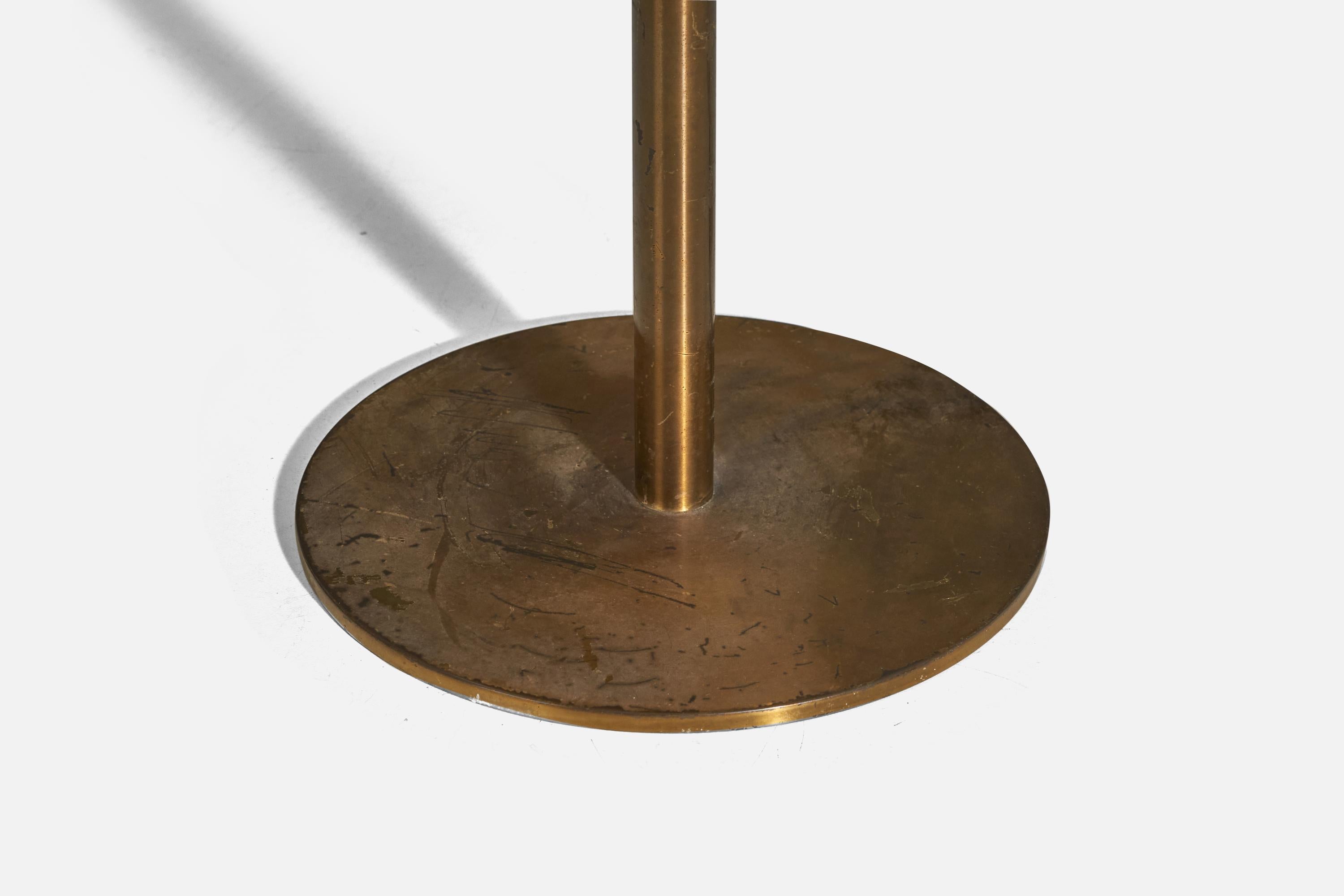 Designer danois, lampe de table, laiton, acrylique, Danemark, années 1950 Bon état - En vente à High Point, NC
