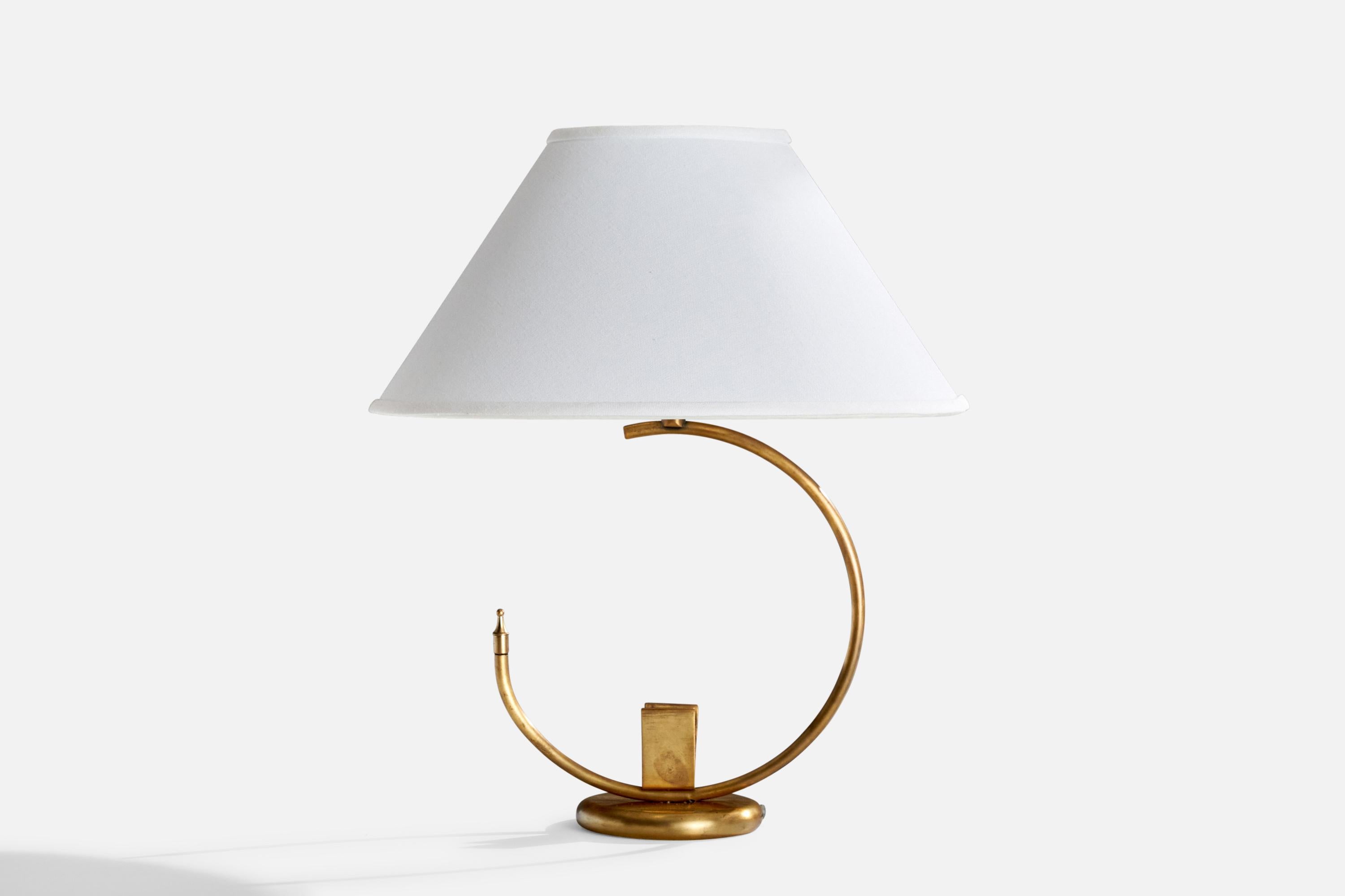 Lampe de table en laiton conçue et produite au Danemark, vers les années 1940.

Dimensions de la lampe (pouces) : 13.75