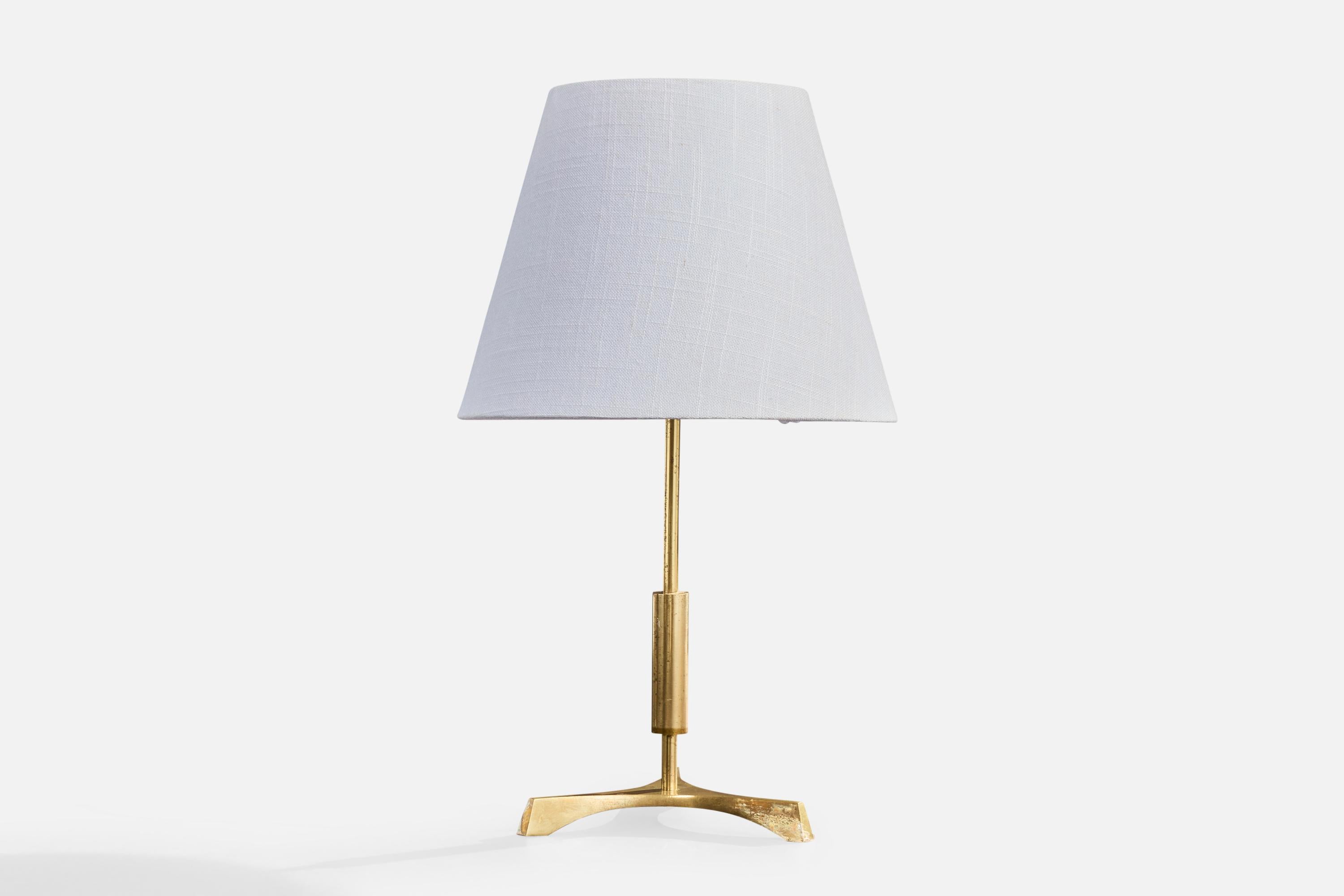 Lampe de table en laiton conçue et produite au Danemark, vers les années 1950.

Dimensions de la lampe (pouces) : 13.0 