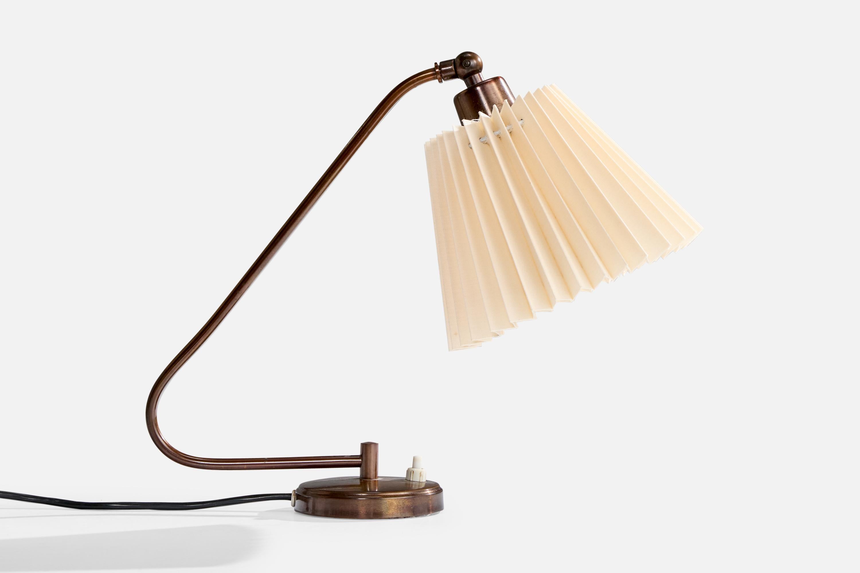 A brass and cream-white paper table lamp designed and produced in Denmark, c. 1950s.

Dimensions of Lamp with Shade (inches): 11.5