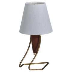 Diseñador danés, lámpara de mesa, latón, teca, Dinamarca, años 50