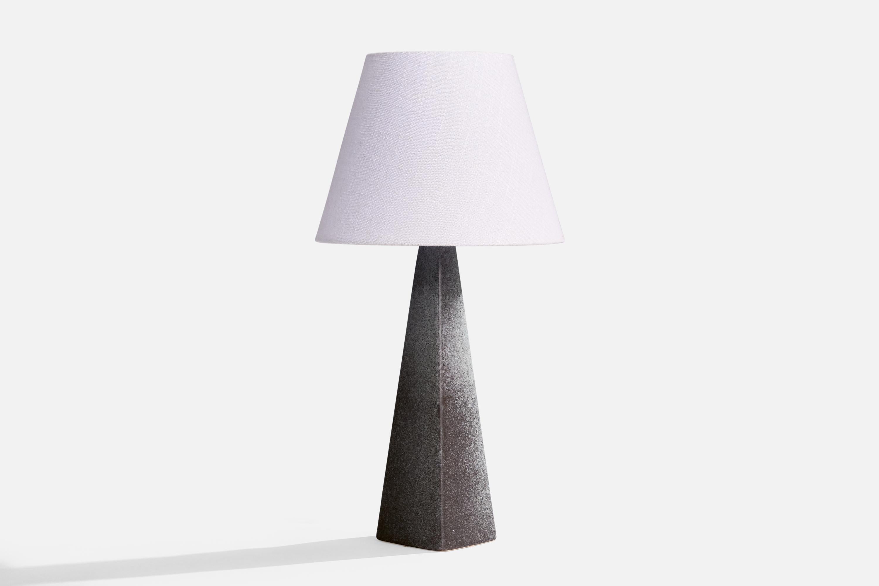 Lampe de table en céramique émaillée grise, conçue et produite au Danemark, c. 1960.

Dimensions de la lampe (pouces) : 14.5 x 3.75 x 3.75 (Hauteur x Largeur x Profondeur)

Dimensions de l'abat-jour (pouces) : 6 x 10 x 8 (Diamètre du haut x Diamètre