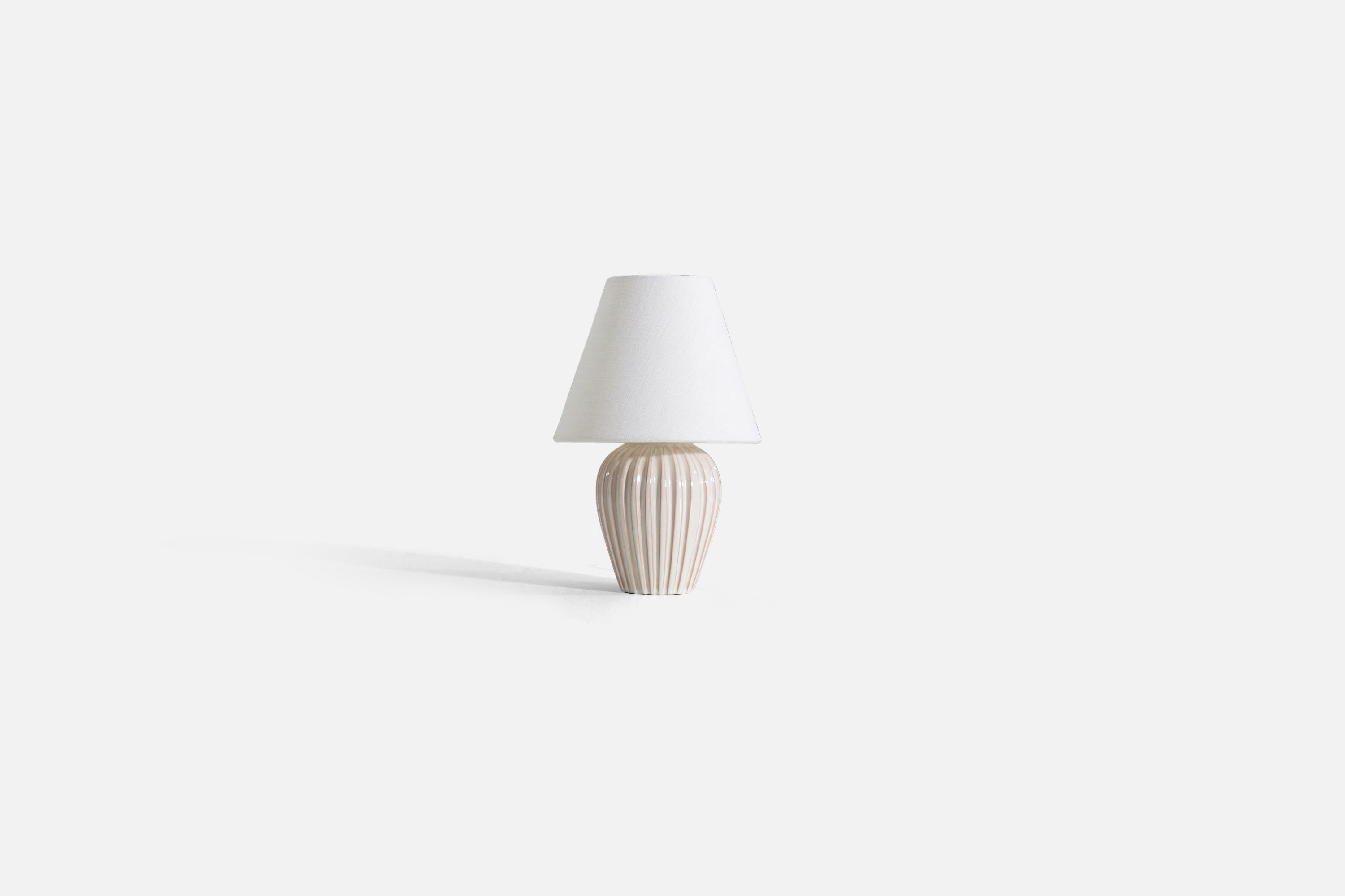 Lampe de table en grès émaillé blanc cassé produite par un designer danois, Danemark, années 1960

Vendu sans abat-jour. 

Les mesures indiquées sont celles de la lampe.
Abat-jour : 4 x 8 x 6,5
Lampe avec abat-jour : 12 x 8 x 8.