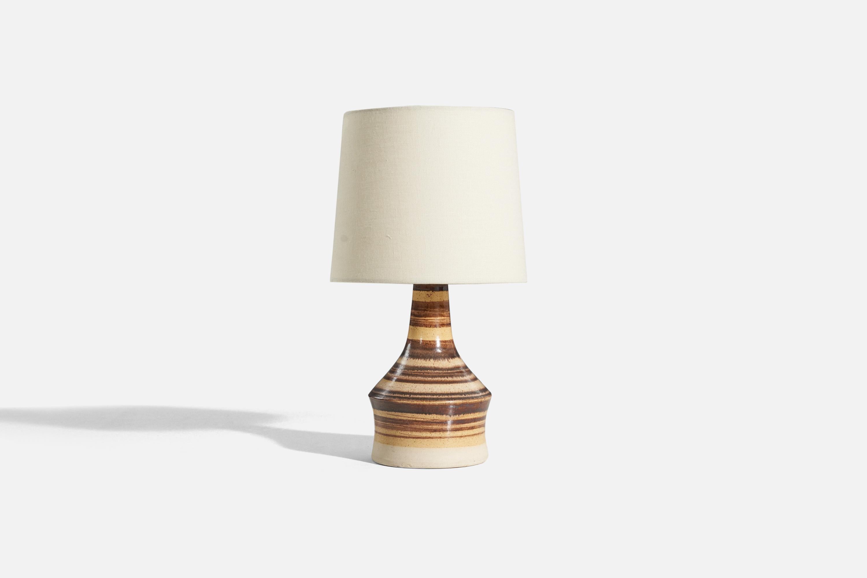A striped brown-glazed stoneware table lamp designed and produced by Per Engstrøm, Denmark, 1960s.

Sold without lampshade. 
Dimensions of Lamp (inches) : 10.75 x 5 x 5 (H x W x D)
Dimensions of Shade (inches) : 7 x 8 x 7 (T x B x H)
Dimension of