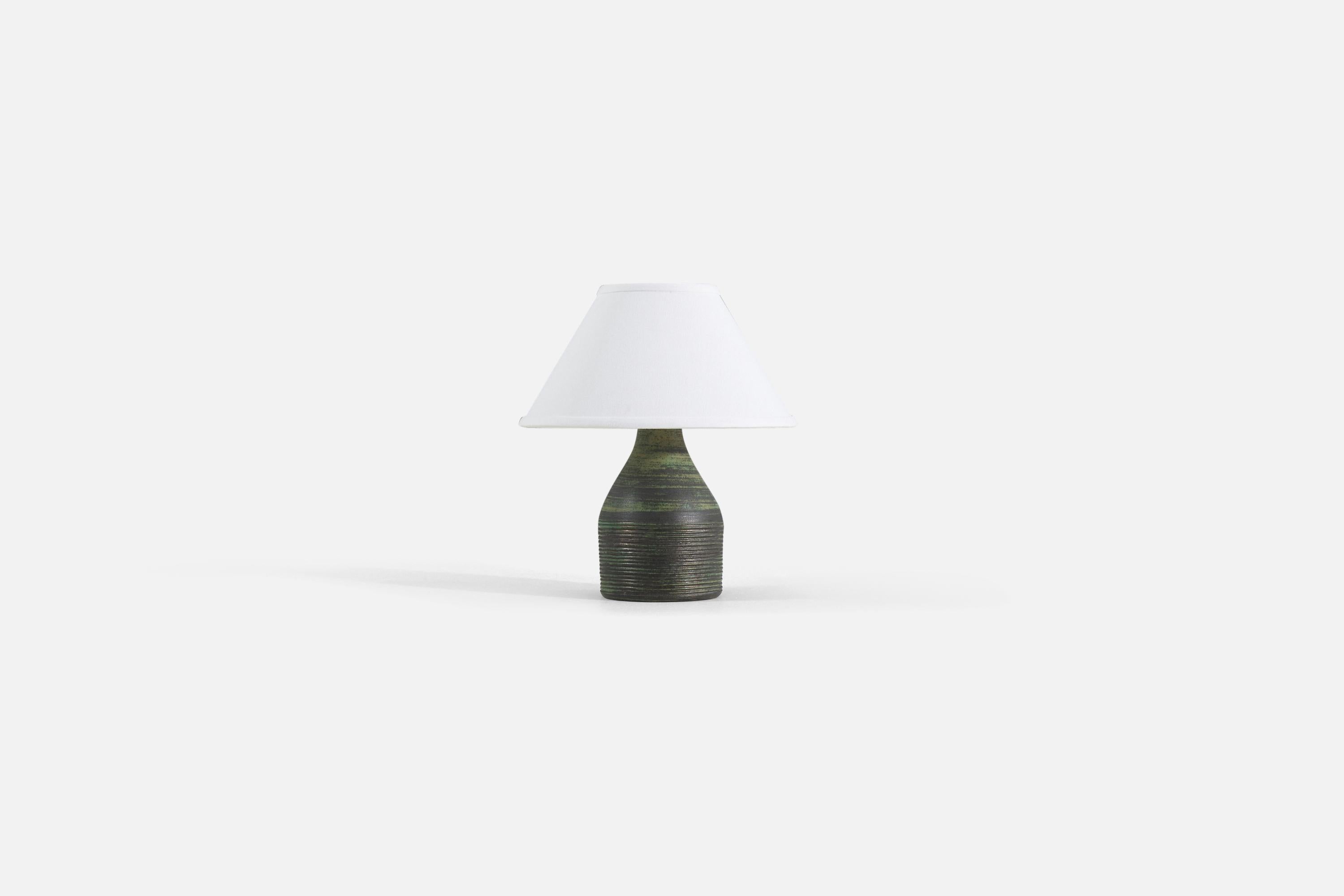 A green-glazed and incised stoneware table lamp produced in Denmark, 1960s.

Measurements listed are of lamp. Sold without lampshade.

For reference.

Shade : 4.5 x 10.25 x 6
Lamp with shade : 11.5 x 10.25 x 10.25.