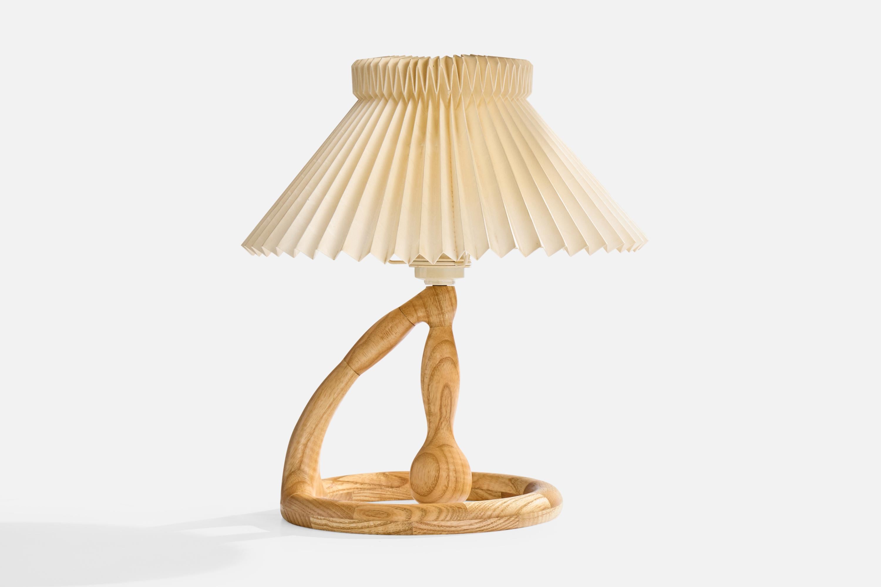 A pine and beige paper table lamp designed and produced in Denmark, c. 1960s.

Wear consistent with age and use

Overall Dimensions (inches): 13.5