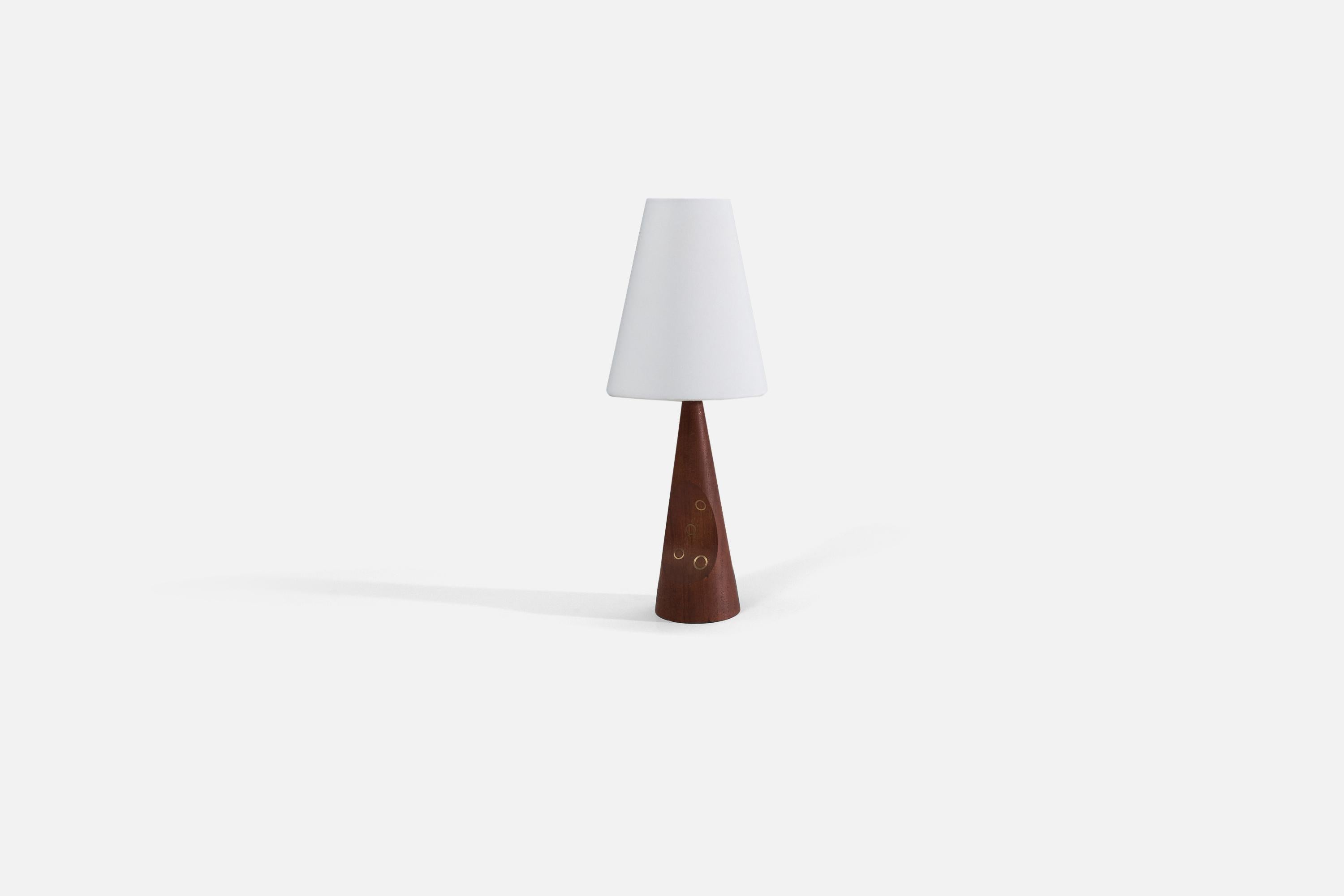 A solid teak and brass table lamp, produced in Denmark, 1950s.

Measurements listed are of lamp. Sold without lampshade.

For reference:

Shade : 2.75 x 5.5 x 6.75
Lamp with shade : 14.5 x 5.5 x 5.5.