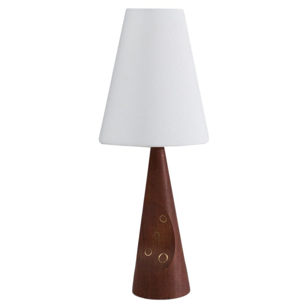 Dänische dänische Designerin, Tischlampe, massives Teakholz, Messingintarsien, Dänemark, 1950er Jahre