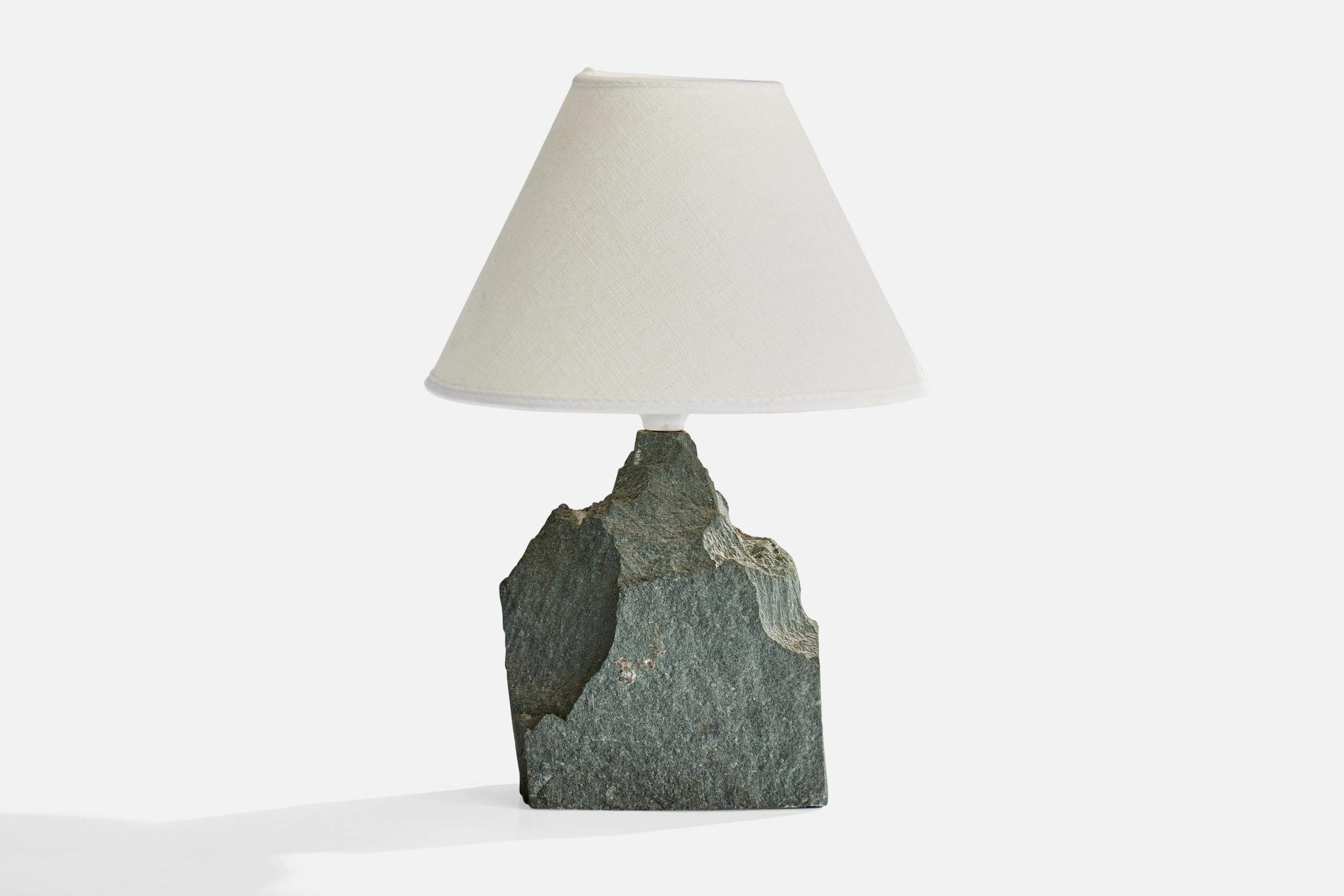Lámpara de mesa de piedra probablemente diseñada y fabricada en Dinamarca, c. década de 1980.

Desgaste propio de la edad y el uso

Dimensiones de la pantalla (pulgadas): 3,0