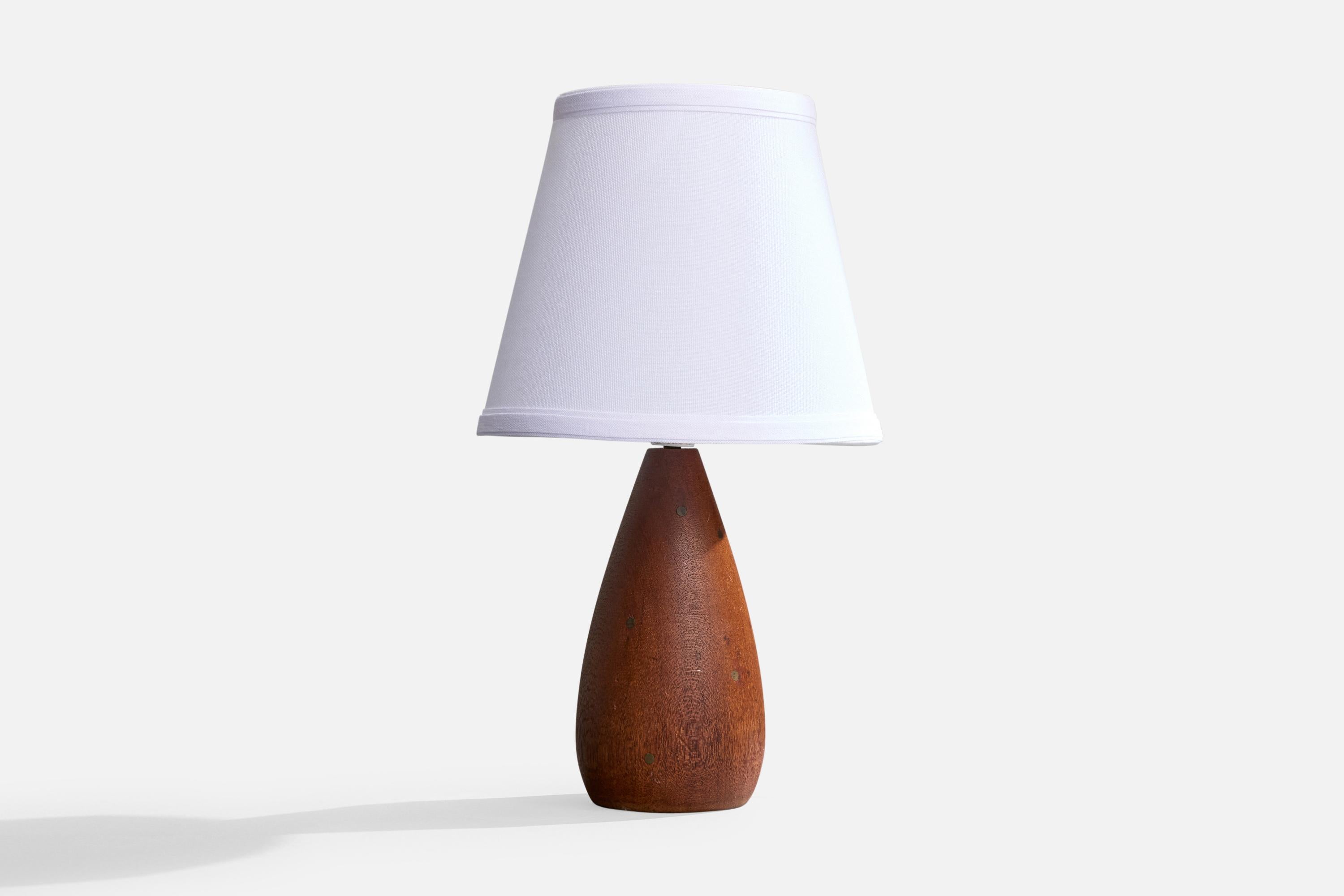 Lampe de table en teck avec incrustations en laiton, conçue et produite au Danemark, c.1950.

Dimensions de la lampe (pouces) : 10