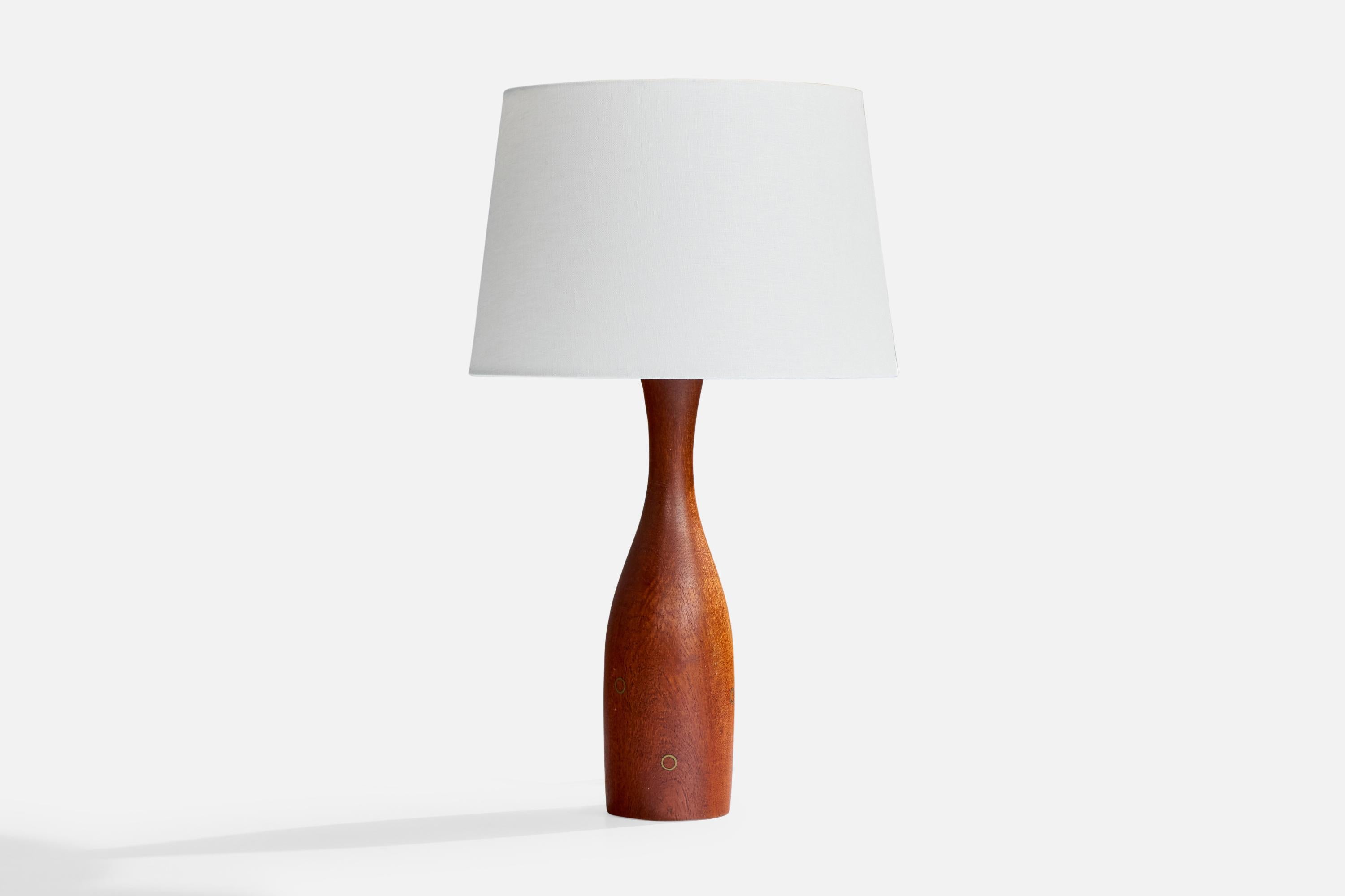Lampada da tavolo in teak e intarsio di ottone progettata e prodotta in Danimarca, anni '50 circa.

Dimensioni del paralume (in pollici): 10