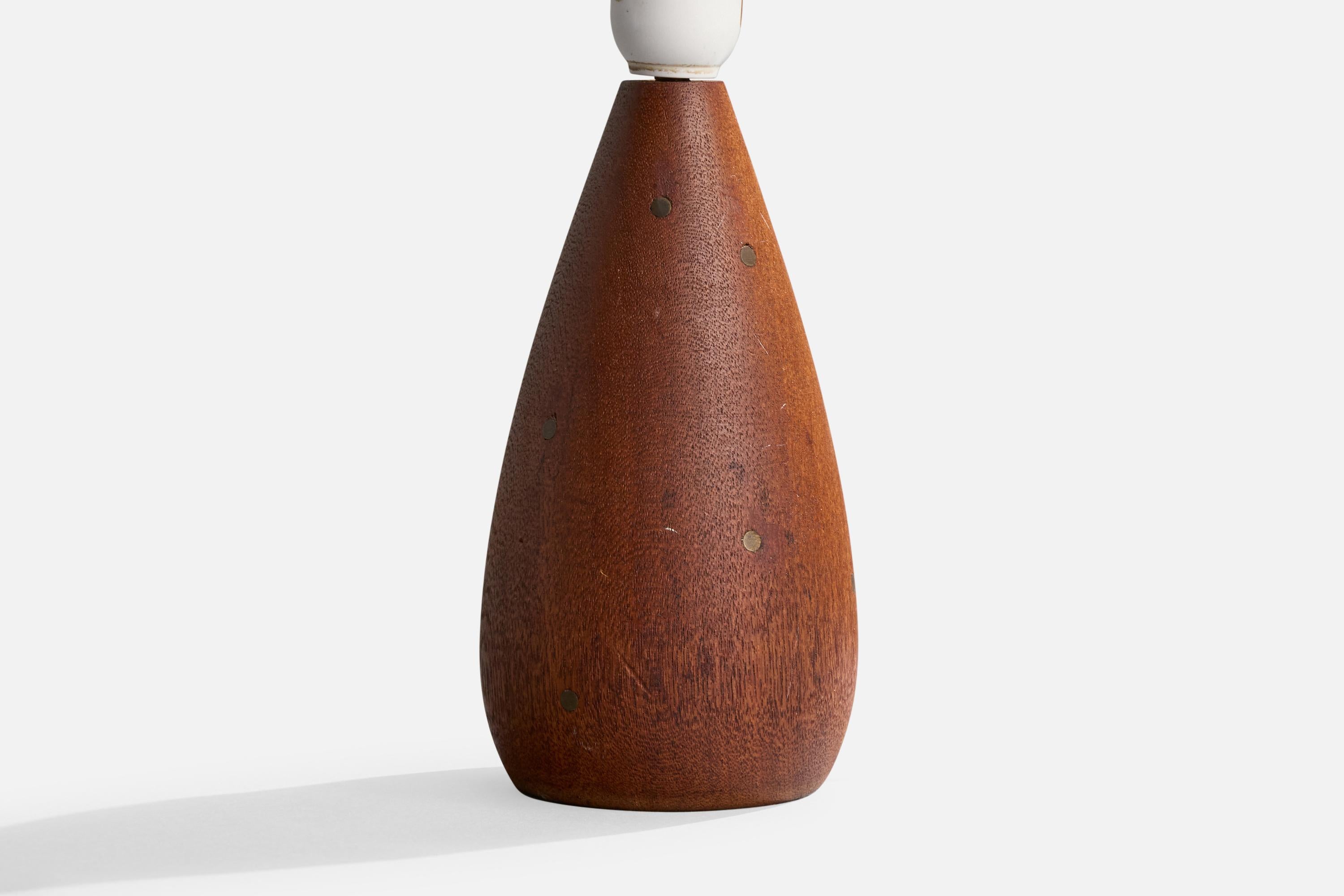 Danois Designer danois, lampe de table, teck, laiton, Danemark, années 1950 en vente