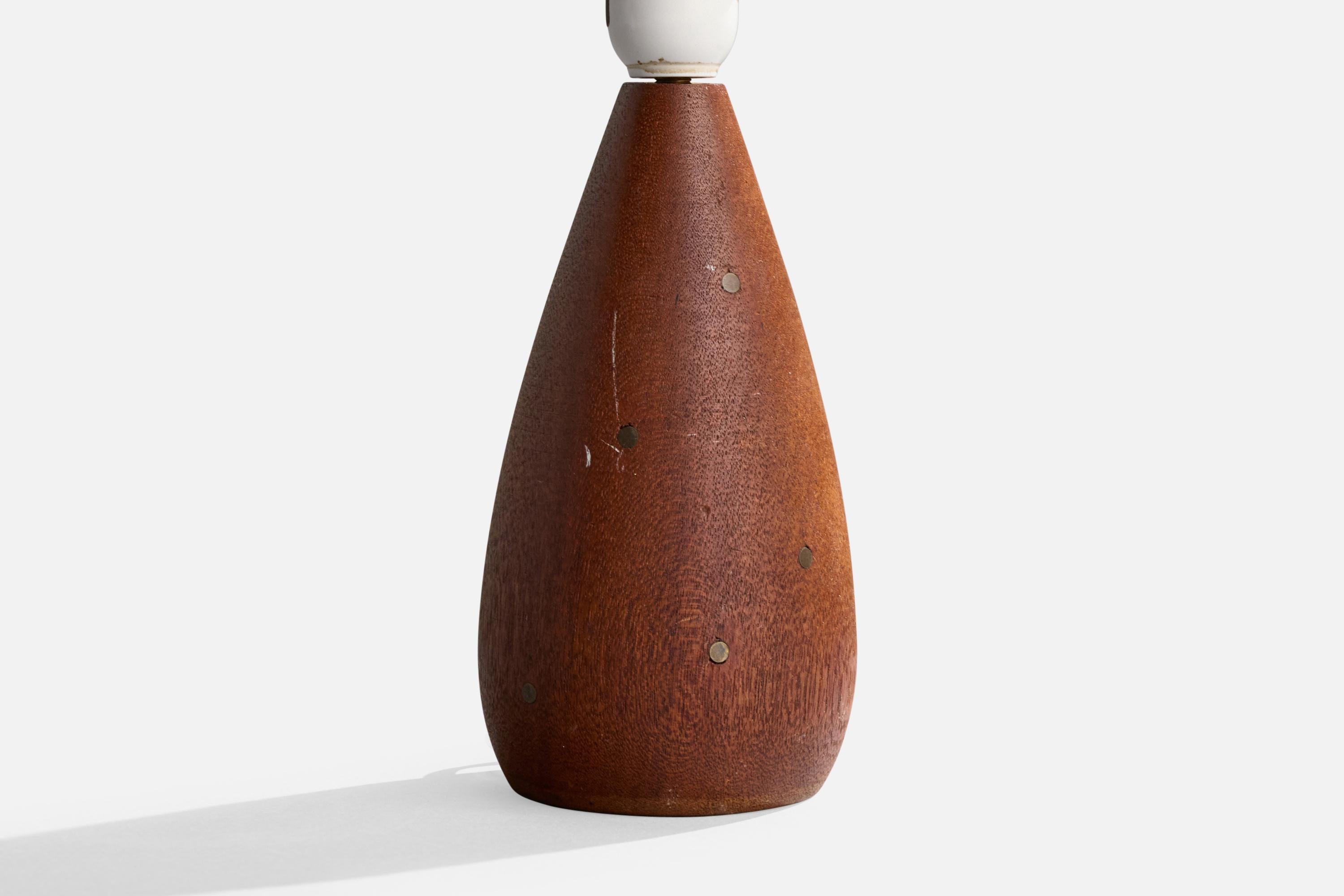 Designer danois, lampe de table, teck, laiton, Danemark, années 1950 Bon état - En vente à High Point, NC