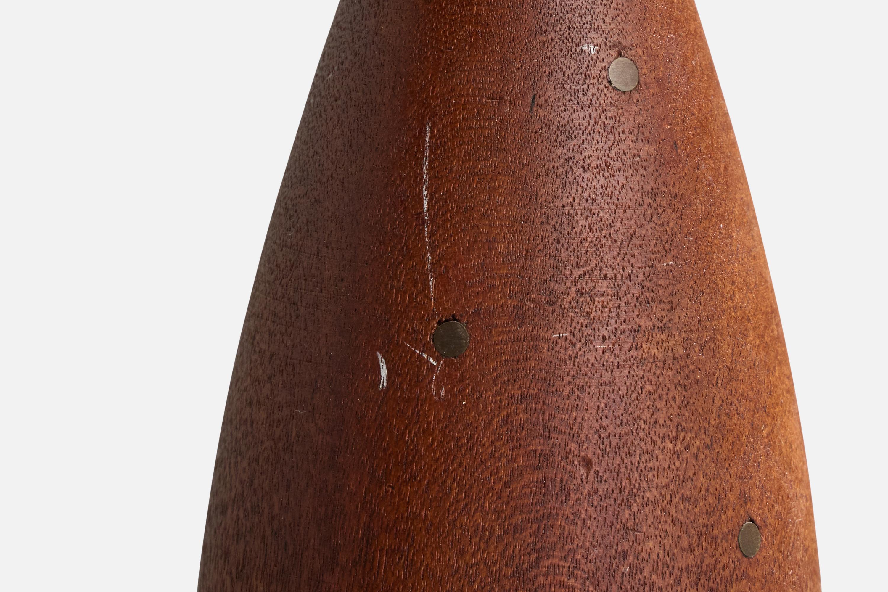 Milieu du XXe siècle Designer danois, lampe de table, teck, laiton, Danemark, années 1950 en vente