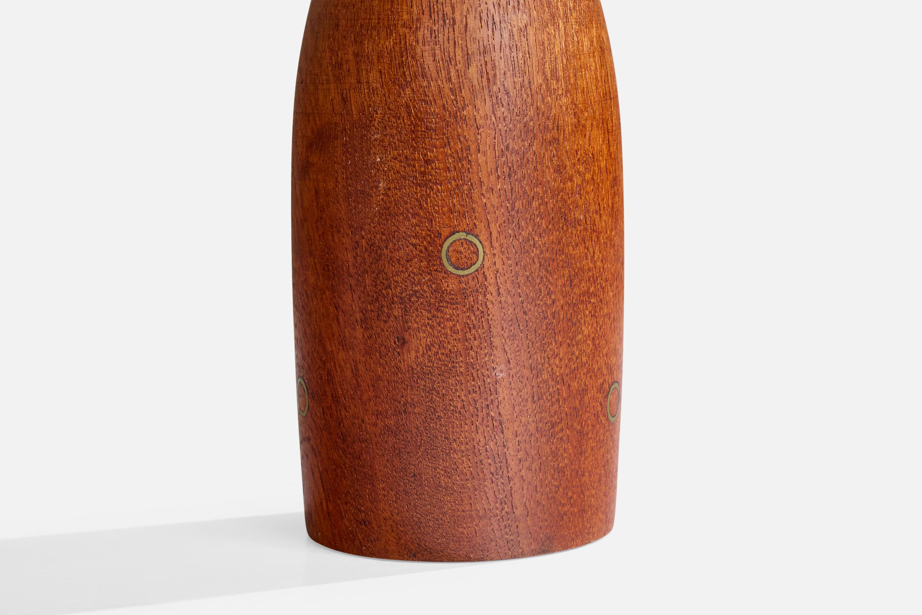 Metà XX secolo Lampada da tavolo di design danese, teak, ottone, Danimarca, anni '50 in vendita