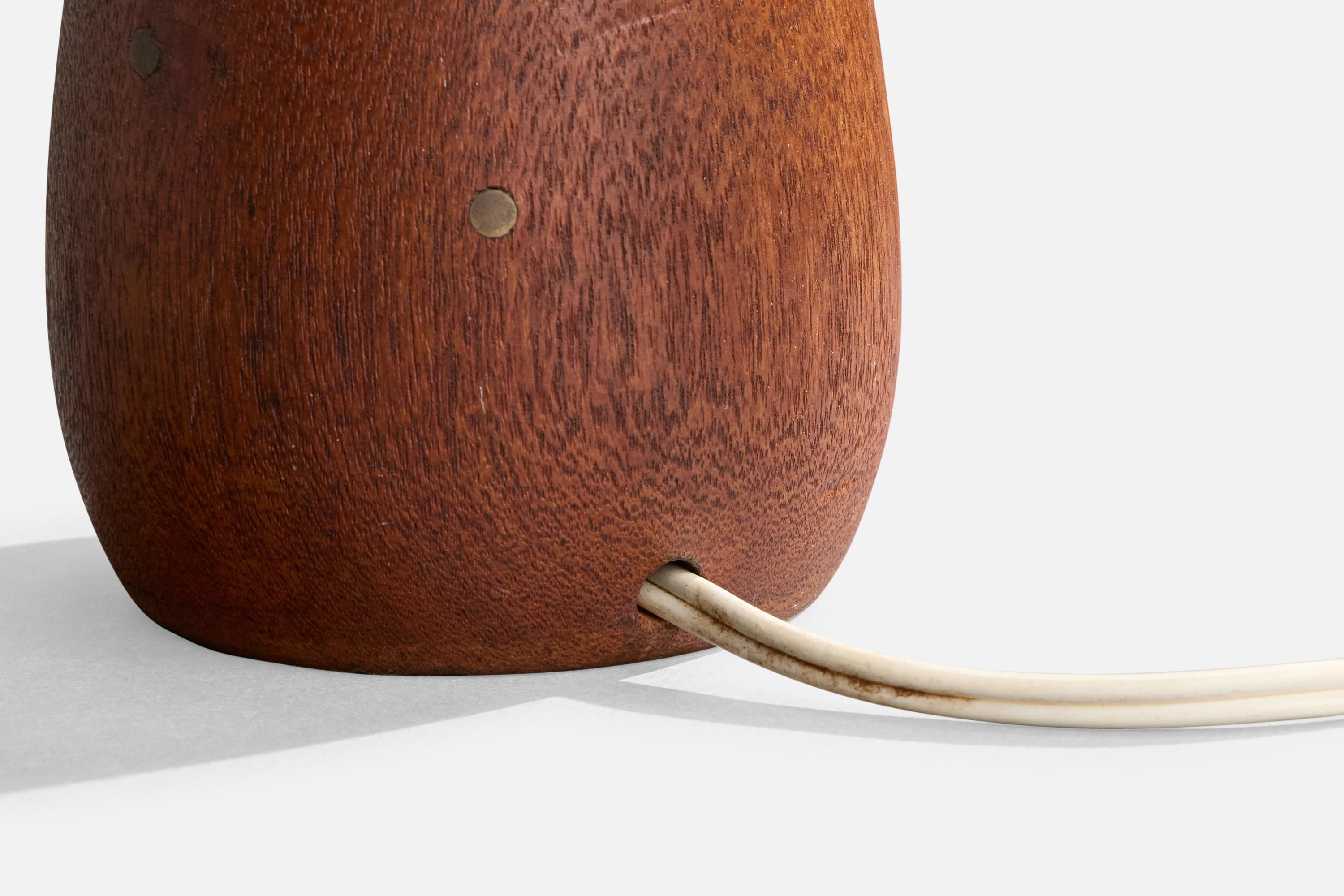Laiton Designer danois, lampe de table, teck, laiton, Danemark, années 1950 en vente