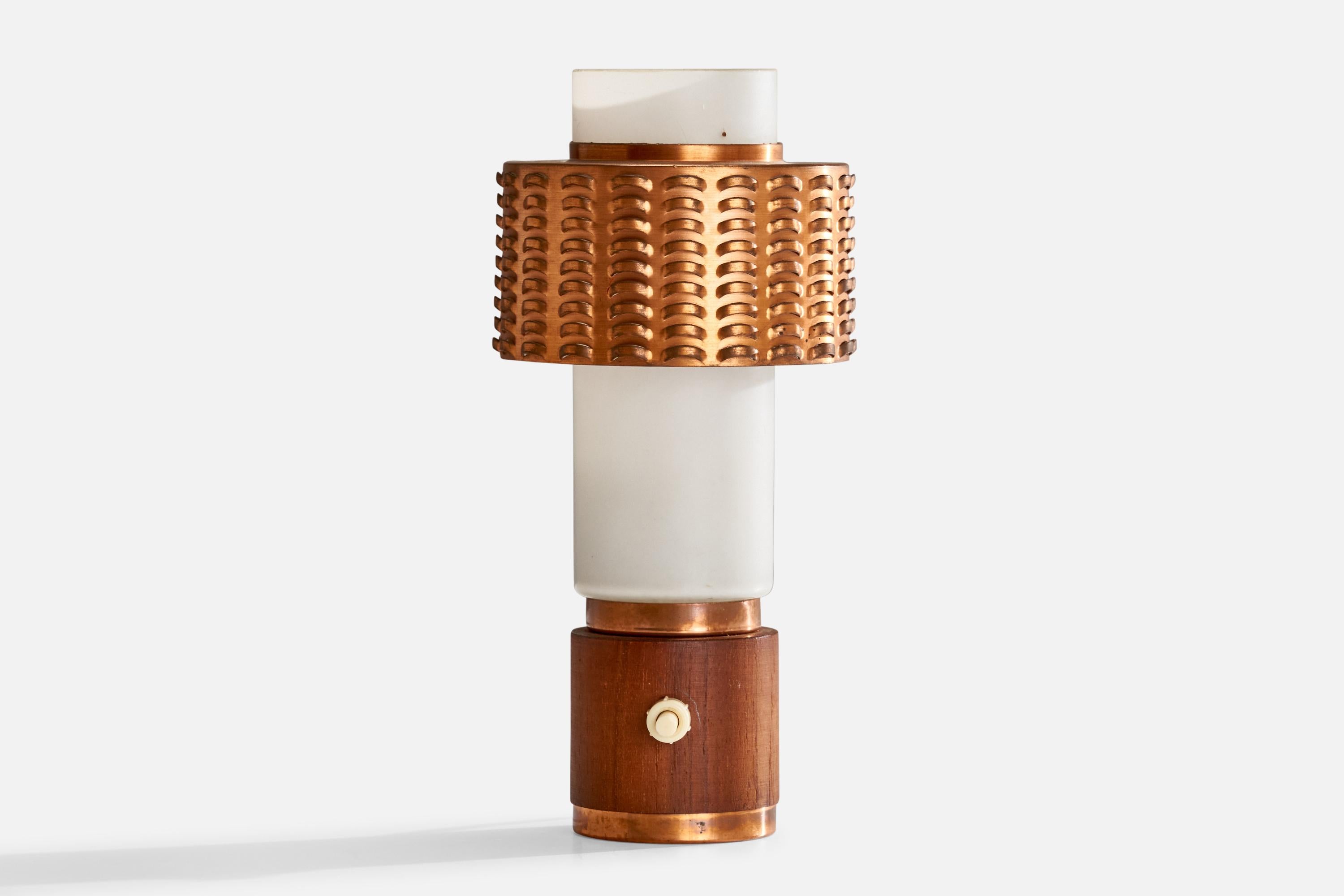 Lampe de table en teck, cuivre et verre opalin blanc, conçue et produite au Danemark, c.C. 1950.

Dimensions de la lampe (pouces) : 8.75