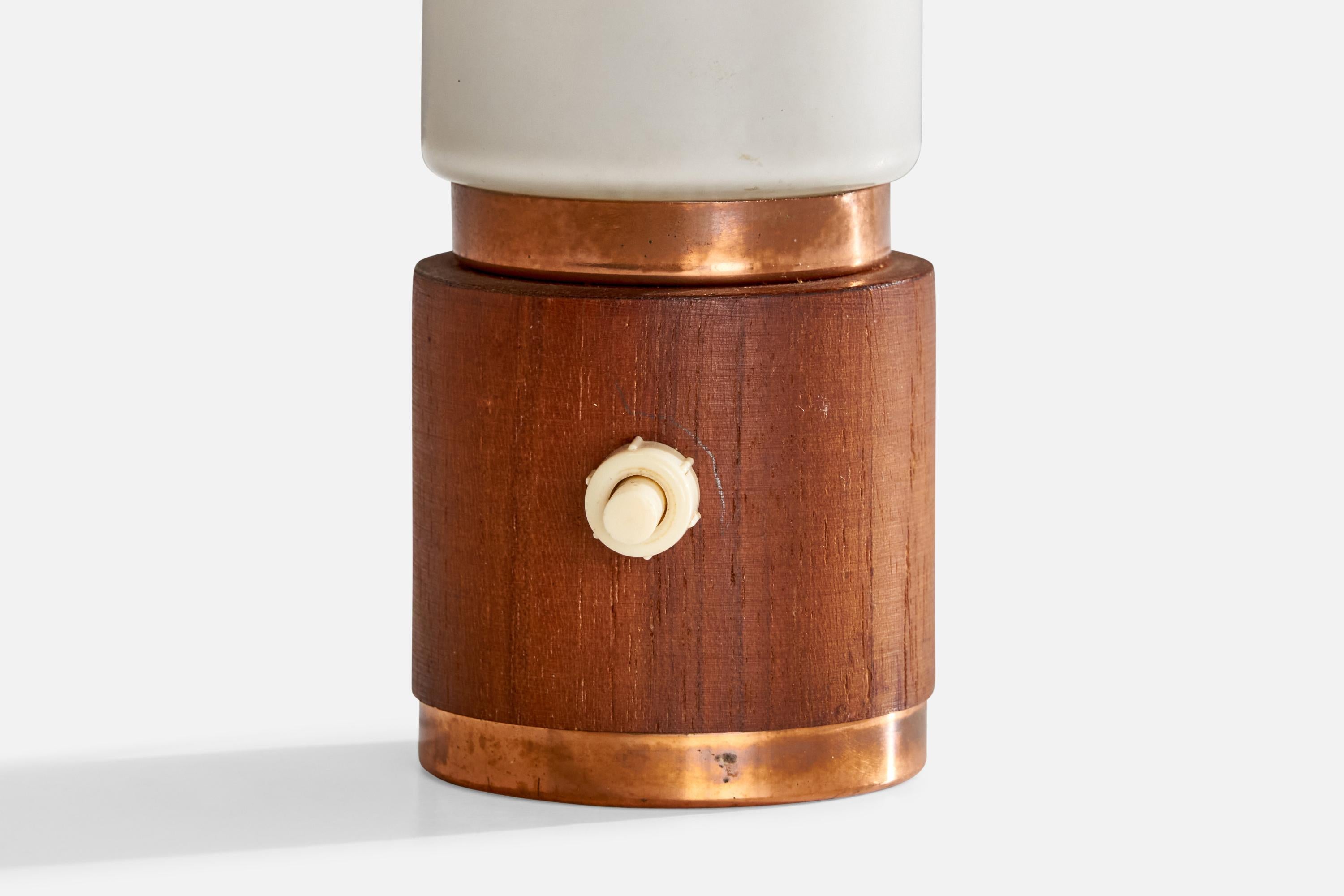 Milieu du XXe siècle Designer danois, lampe de table, teck, cuivre, verre, Danemark, années 1950 en vente
