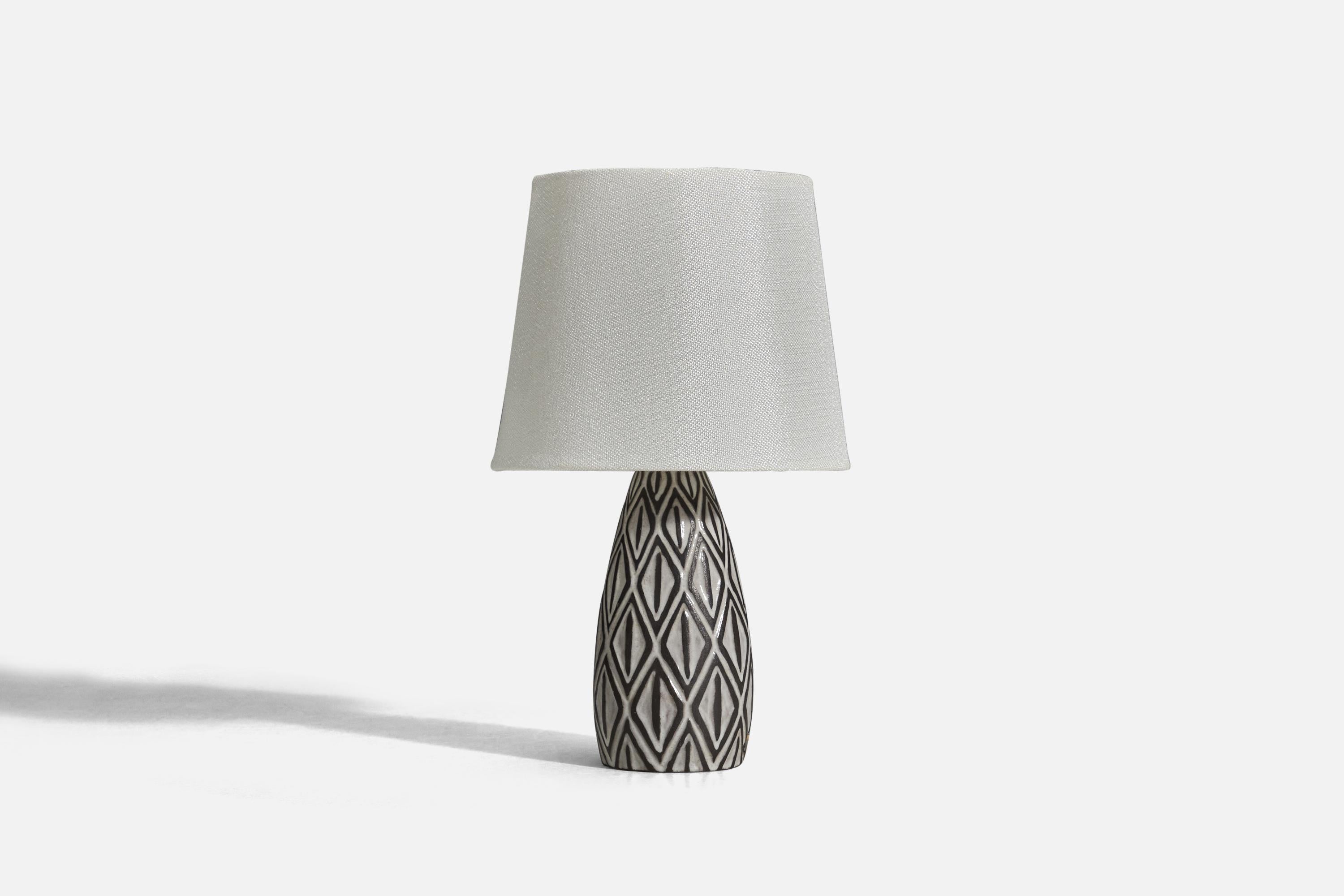 A white and brown glazed stoneware table lamp designed and produced in Denmark, 1960s.

Sold without lampshade
Dimensions of lamp (inches) : 8.81 x 3.10 x 3.10 (Height x Width x Depth)
Dimensions of lampshade (inches) : 5.5 x 7 x 5.75 (Top