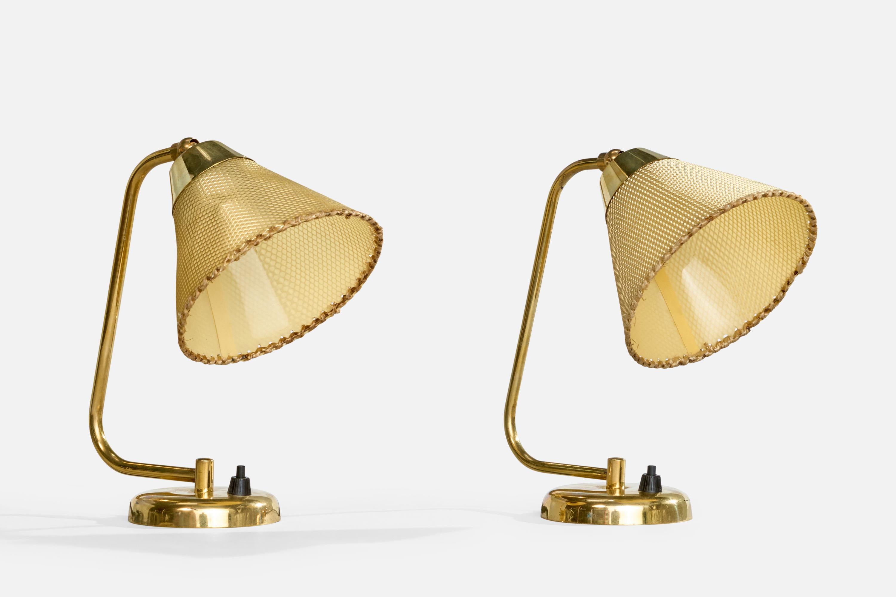 Paire de lampes de table en laiton et faux papier parchemin, conçues et produites au Danemark, C.1950.

Déformation de la forme des abat-jour comme illustré.

Dimensions de la lampe avec abat-jour (pouces) : 9.5