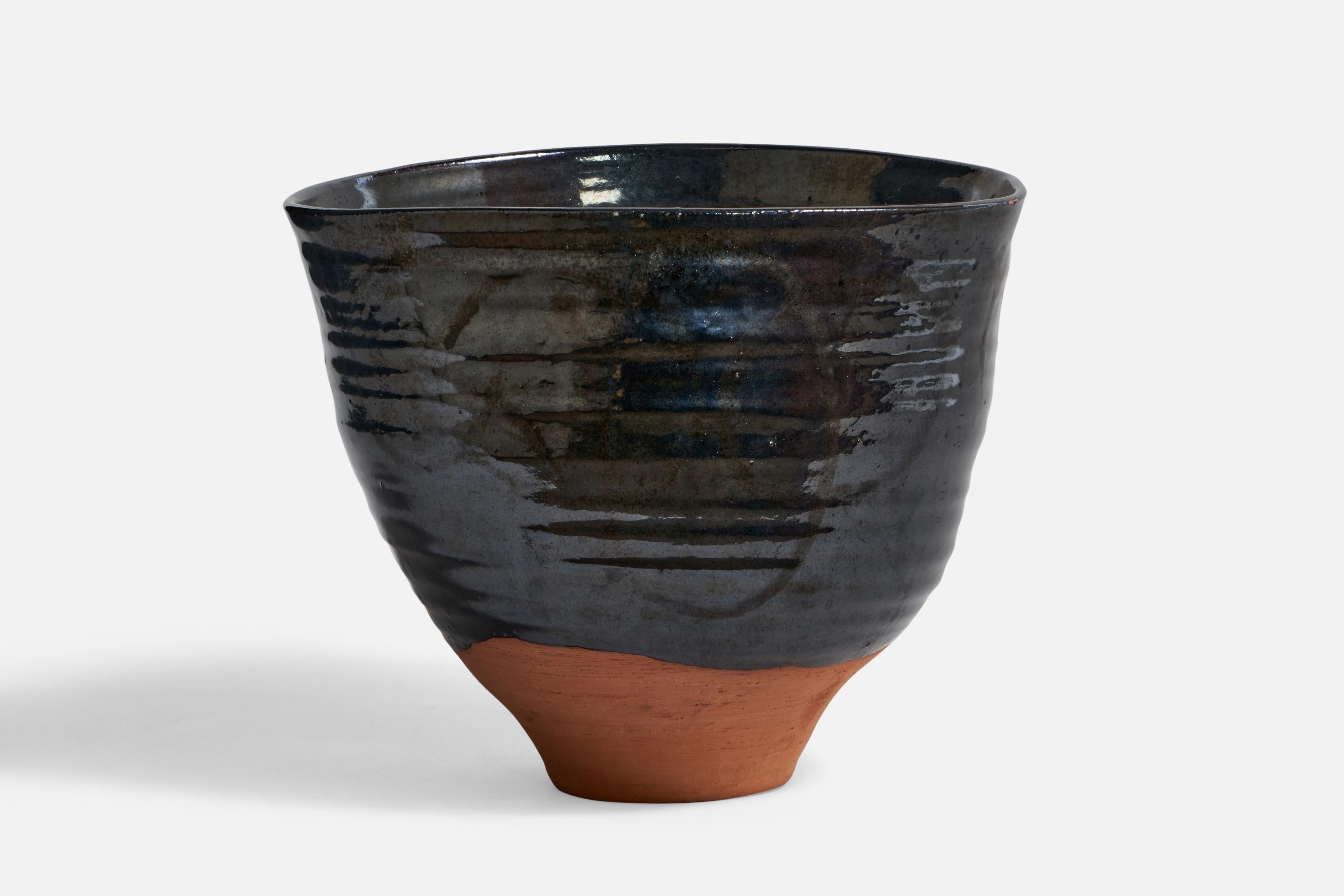 Vase en céramique semi-glacée noire, conçu et produit au Danemark, années 1940.