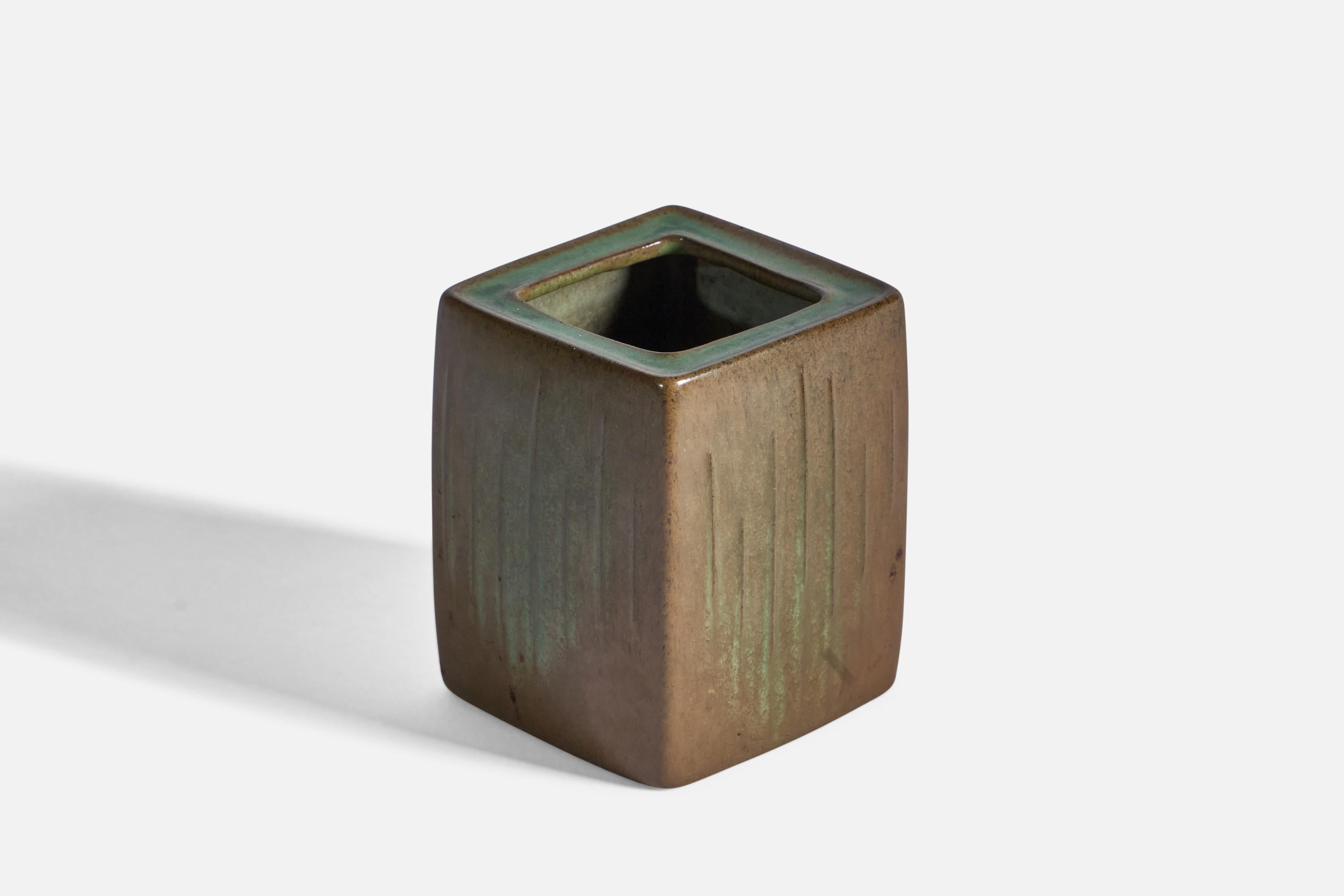 Vase en grès émaillé brun et vert, conçu et produit au Danemark, années 1960.