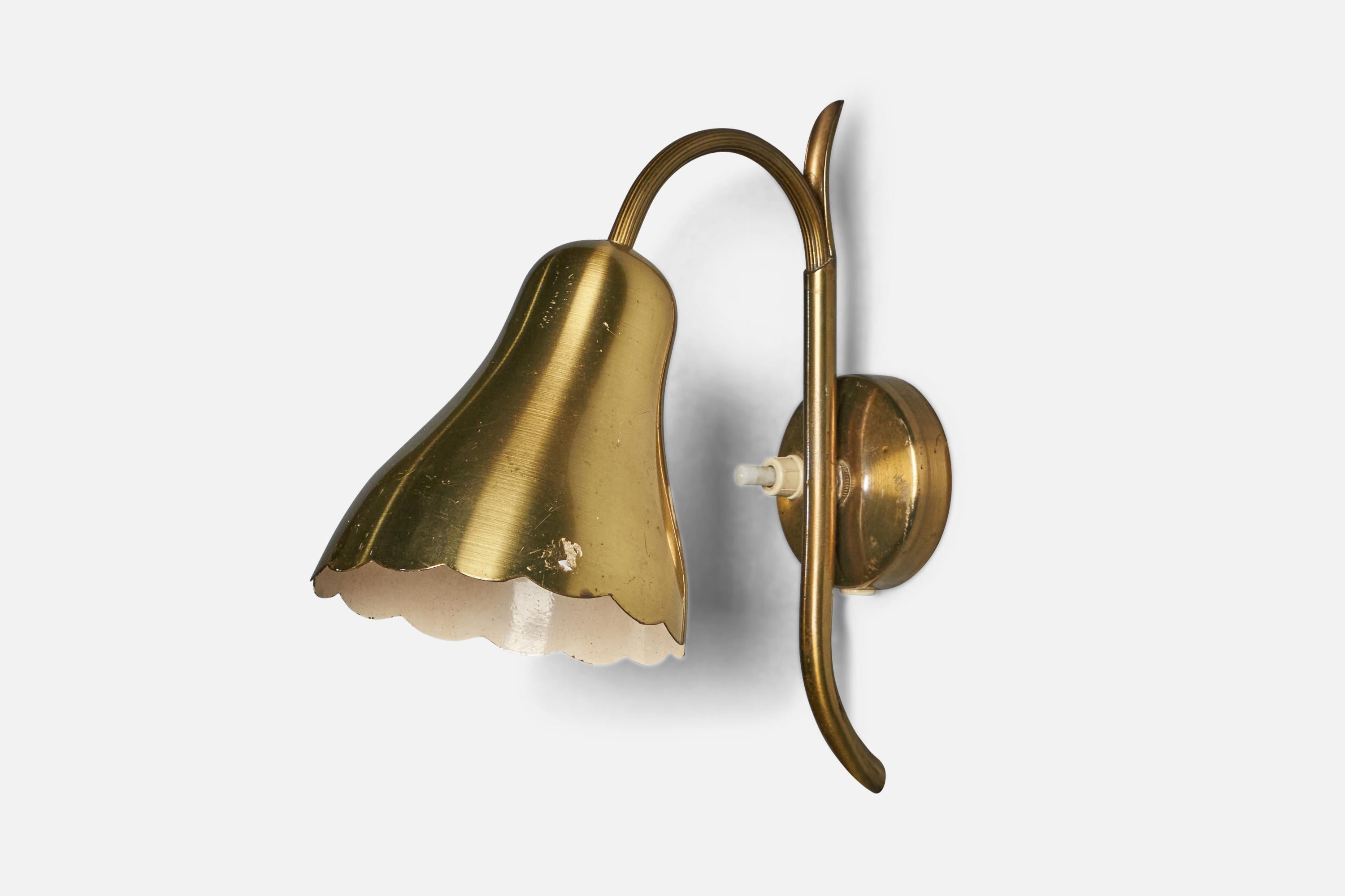 An organic brass wall light designed and produced in Denmark, 1940s.

Overall Dimensions (inches): 8” H x 4.25” W x 8.5” D
Back Plate Dimensions (inches): 2.5” Diameter x 0.6” D
Bulb Specifications: E-14 Bulb
Number of Sockets: 1