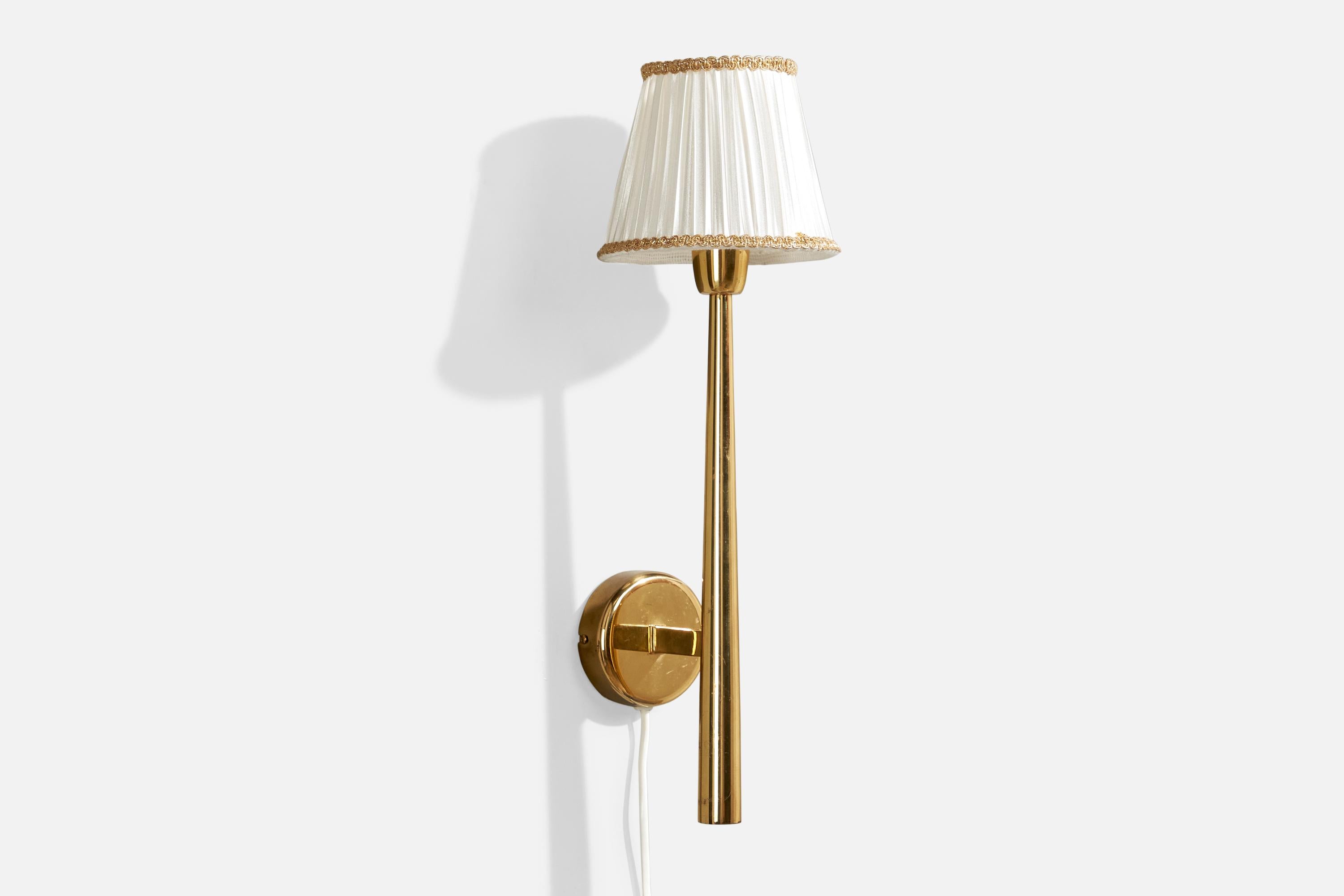 Lampada da parete in ottone e tessuto bianco progettata e prodotta in Danimarca, anni '50

Dimensioni complessive (pollici): 17,75