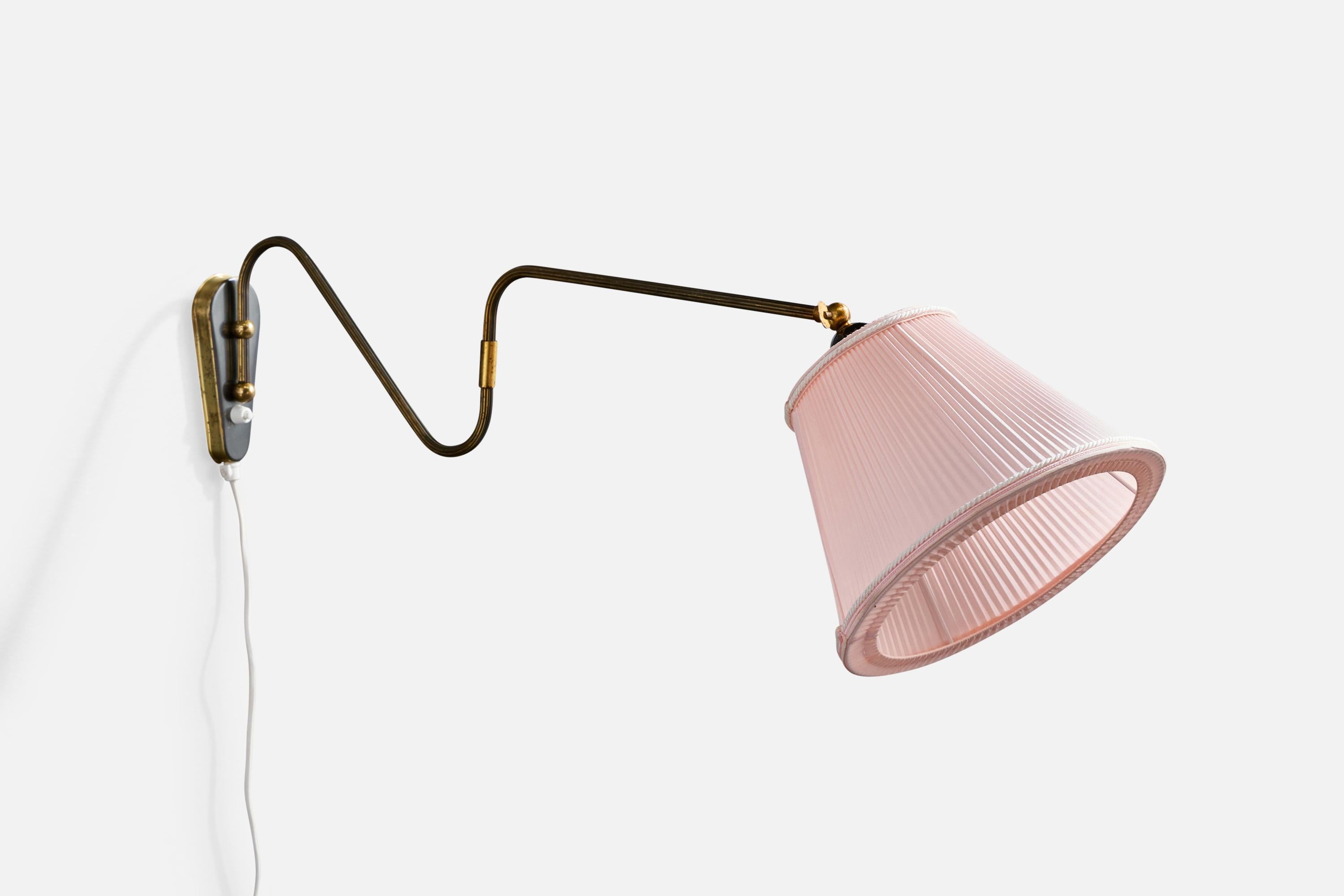 Un'applique regolabile in ottone e tessuto rosa progettata e prodotta in Danimarca, negli anni '50 circa.

Dimensioni complessive (pollici): 8,9 