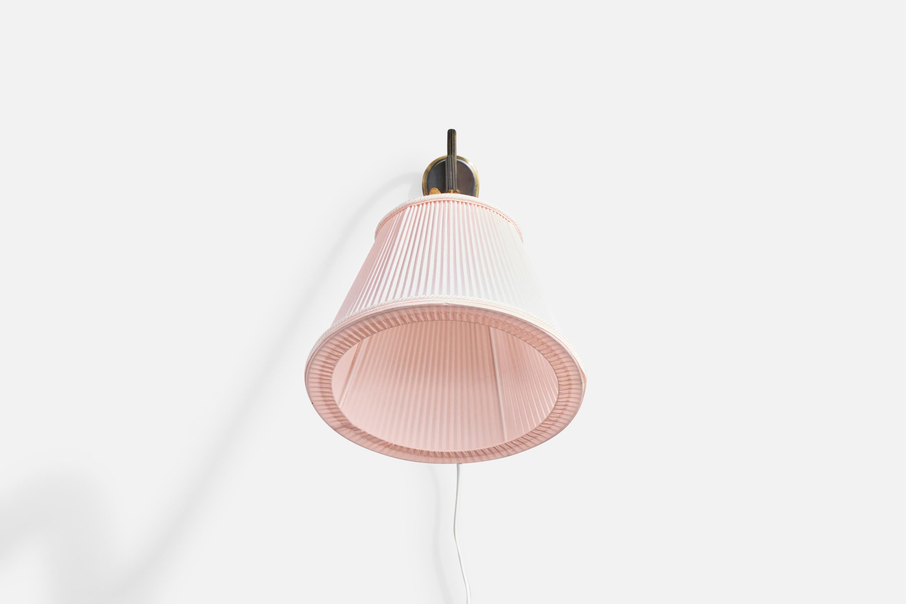 Mid-Century moderno Designer danese, lampada da parete, ottone, tessuto, Danimarca, anni '1950 in vendita