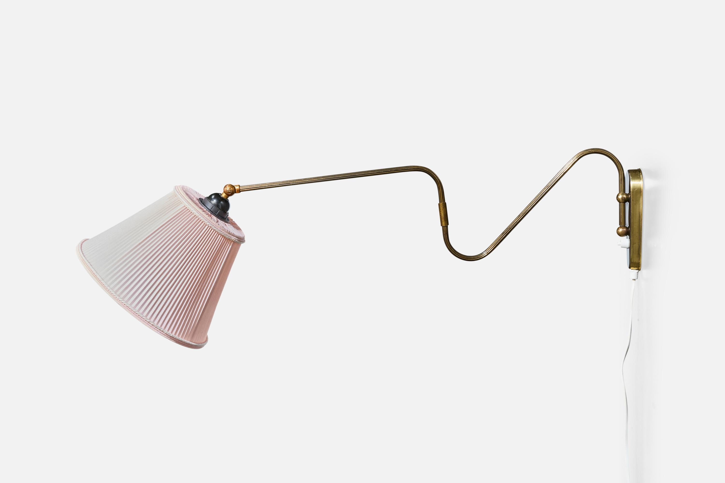 Designer danese, lampada da parete, ottone, tessuto, Danimarca, anni '1950 In condizioni buone in vendita a High Point, NC