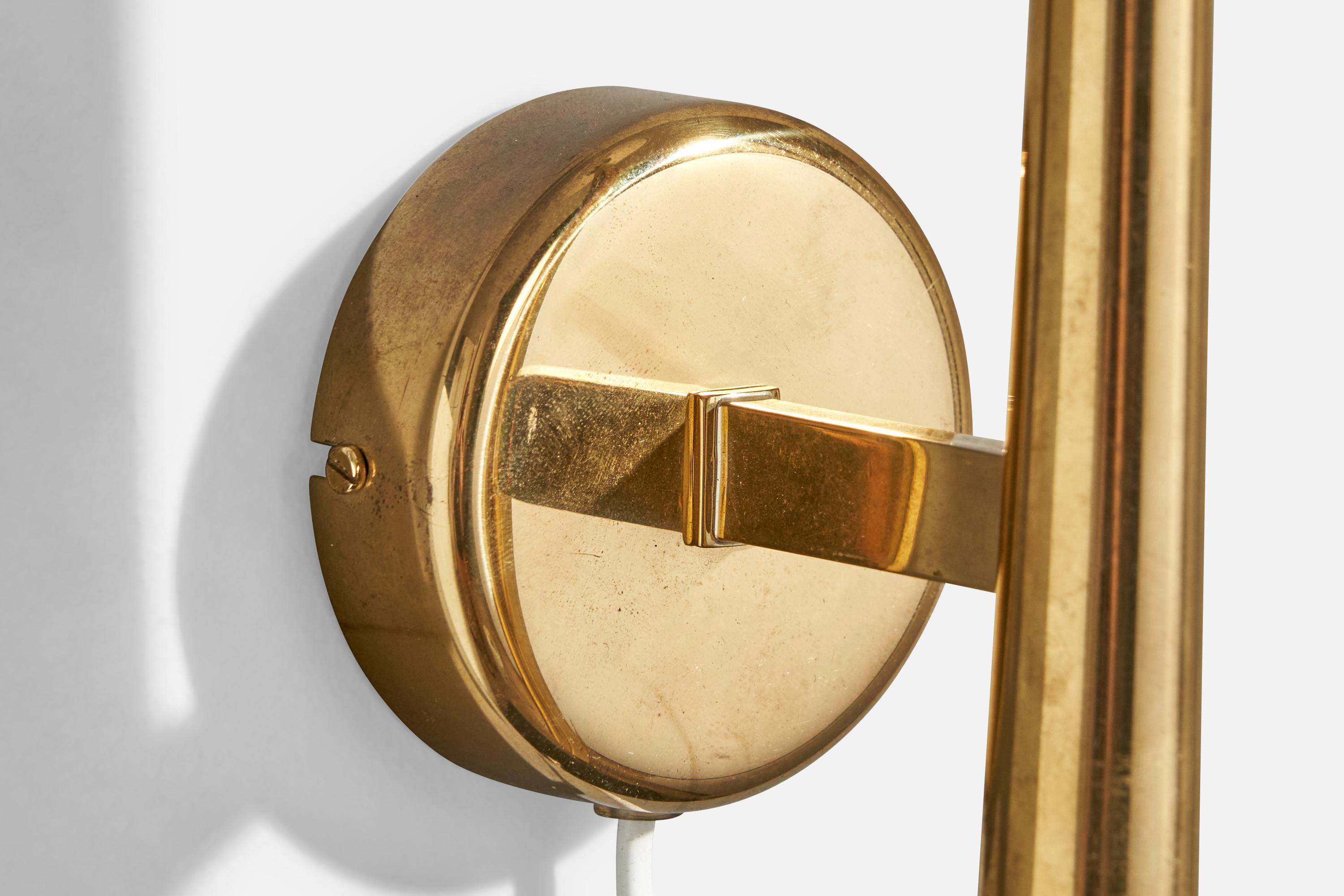 Metà XX secolo Designer danese, lampada da parete, ottone, tessuto, Danimarca, anni '1950 in vendita
