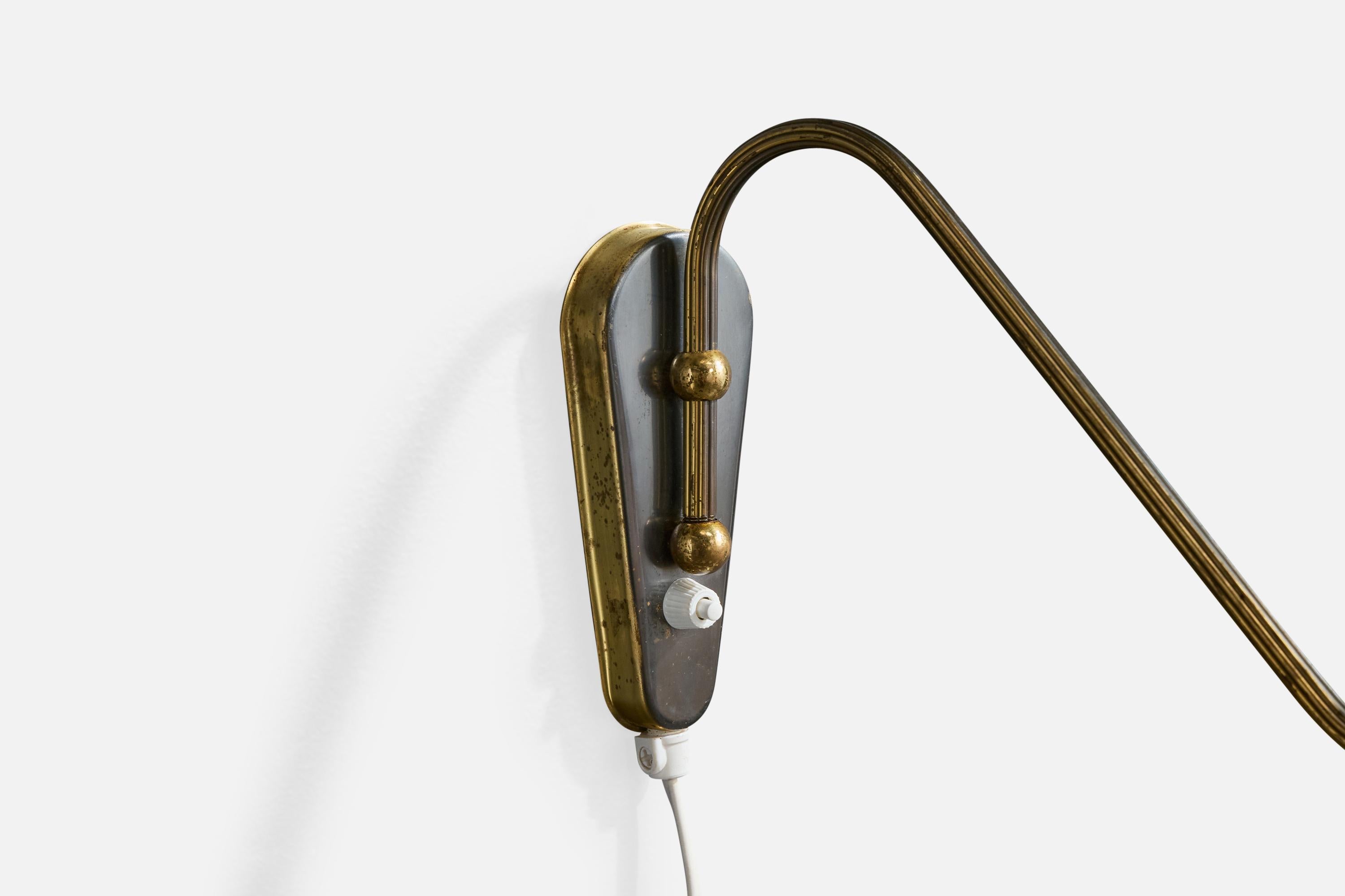 Metà XX secolo Designer danese, lampada da parete, ottone, tessuto, Danimarca, anni '1950 in vendita