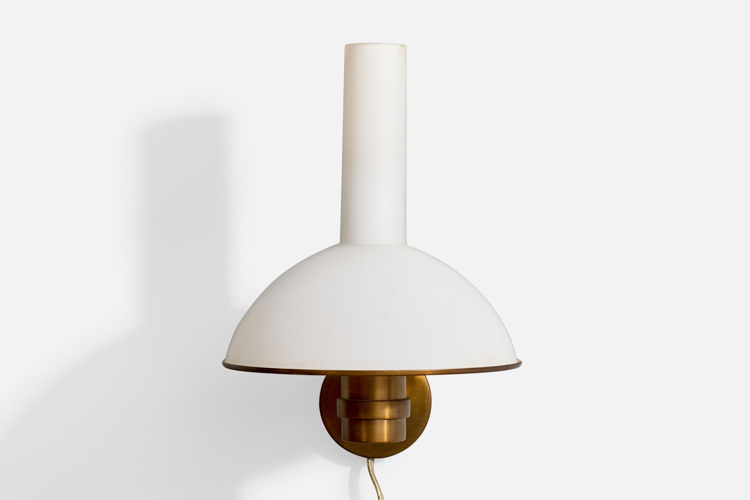 Danish Designer, Wall Light, Brass, Glass, Denmark, 1950s (Moderne der Mitte des Jahrhunderts) im Angebot