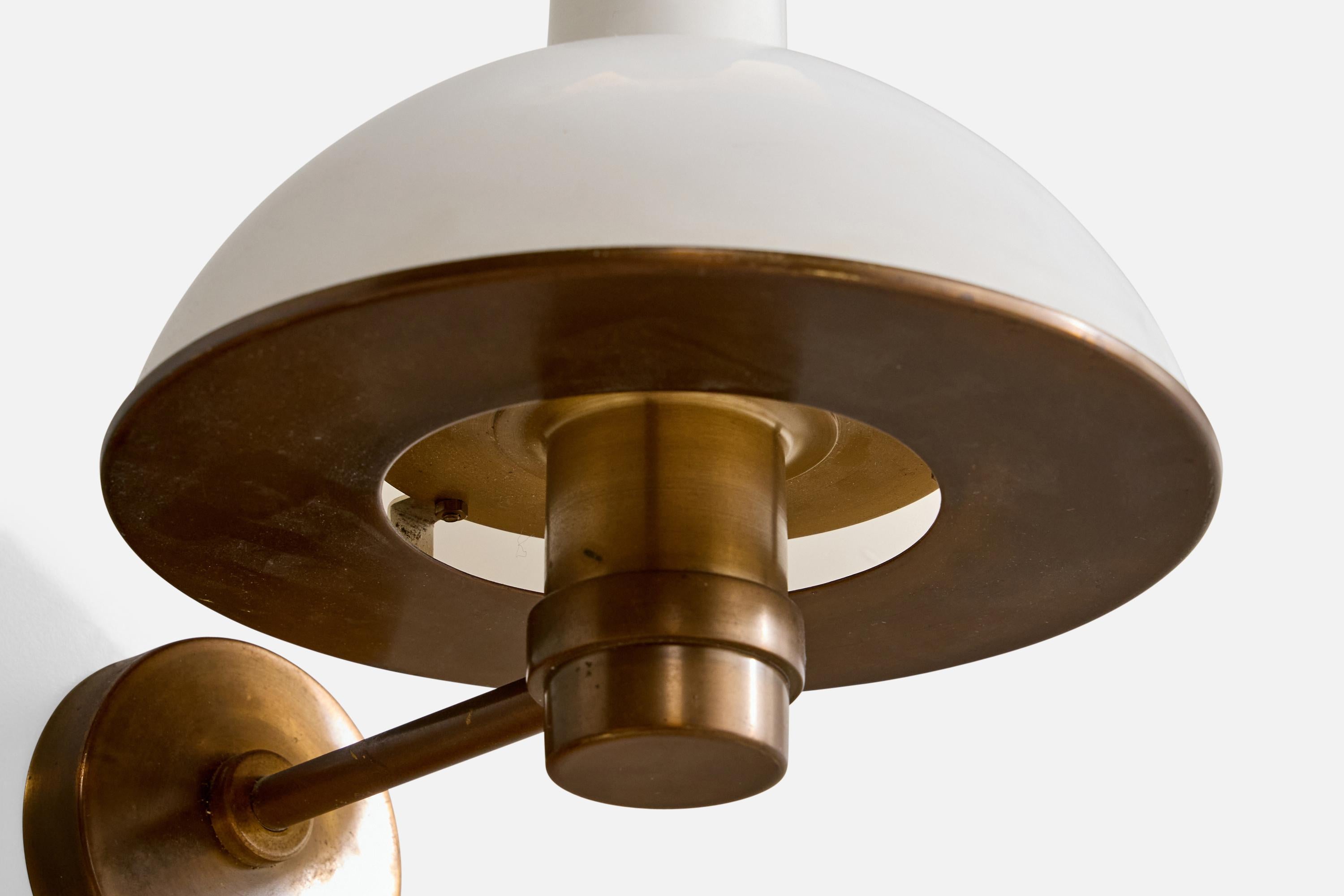 Danish Designer, Wall Light, Brass, Glass, Denmark, 1950s (Mitte des 20. Jahrhunderts) im Angebot