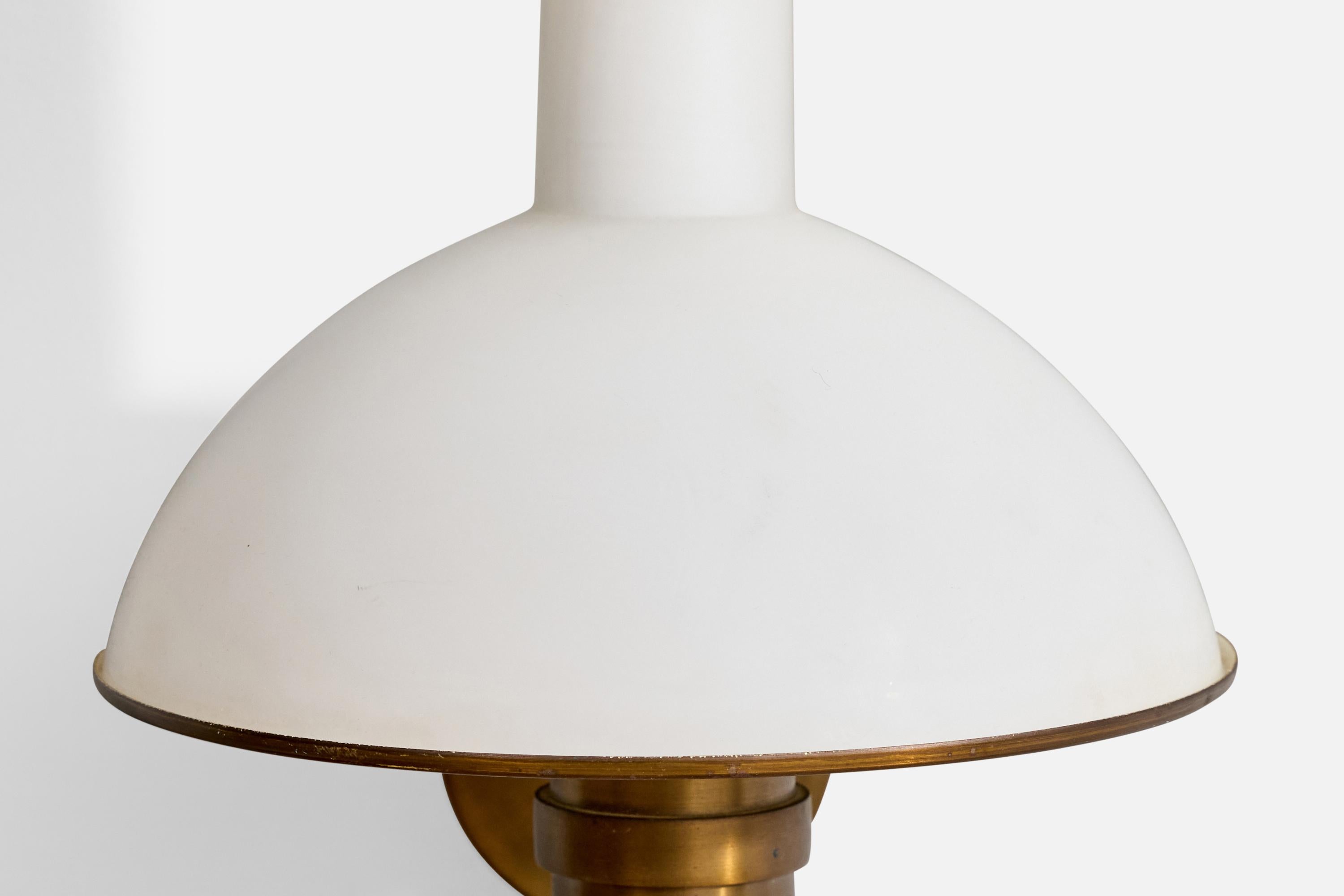 Danish Designer, Wall Light, Brass, Glass, Denmark, 1950s (Messing) im Angebot