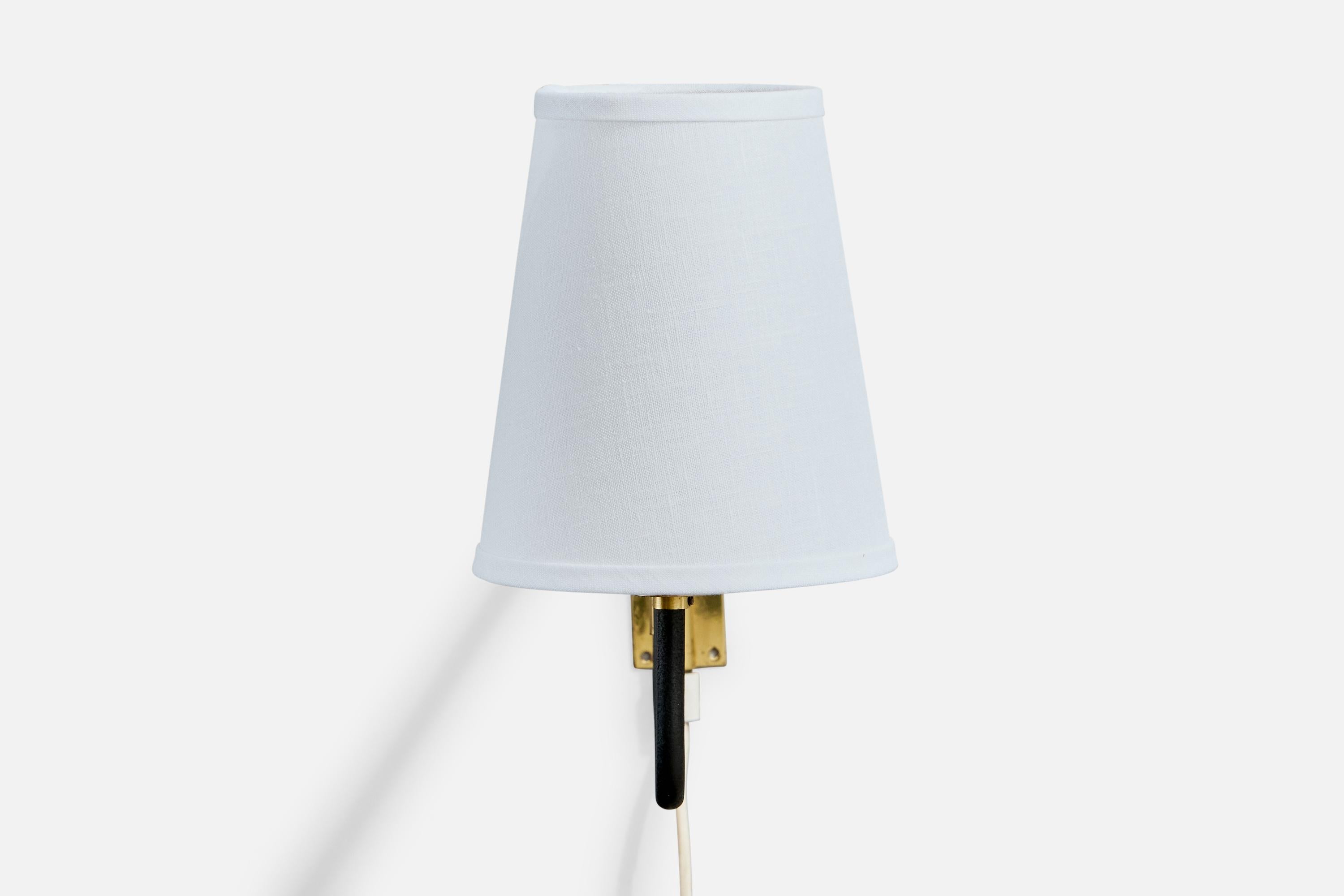 Dänische Designerin, Wandleuchte, Messing, Metall, Stoff, Dänemark, 1950er Jahre (Moderne der Mitte des Jahrhunderts) im Angebot