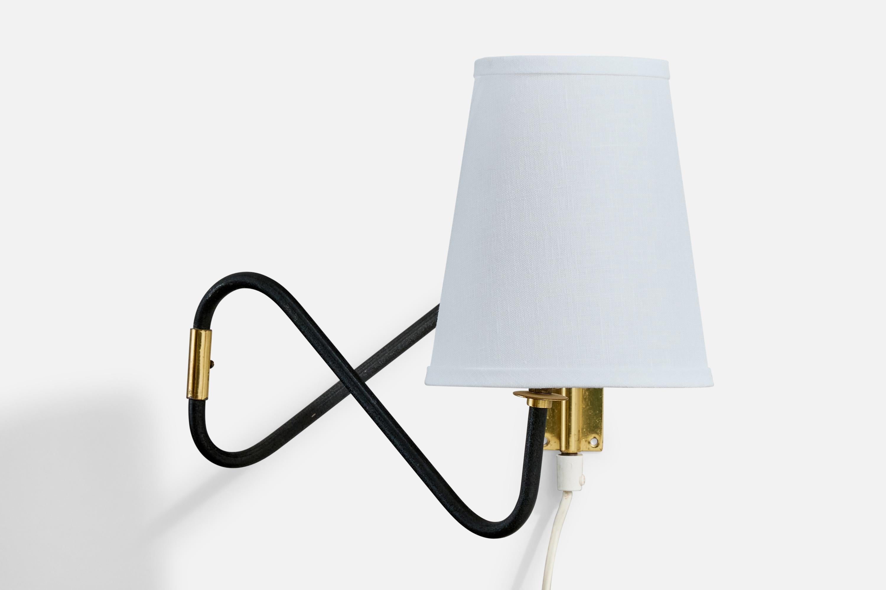 Dänische Designerin, Wandleuchte, Messing, Metall, Stoff, Dänemark, 1950er Jahre im Zustand „Gut“ im Angebot in High Point, NC