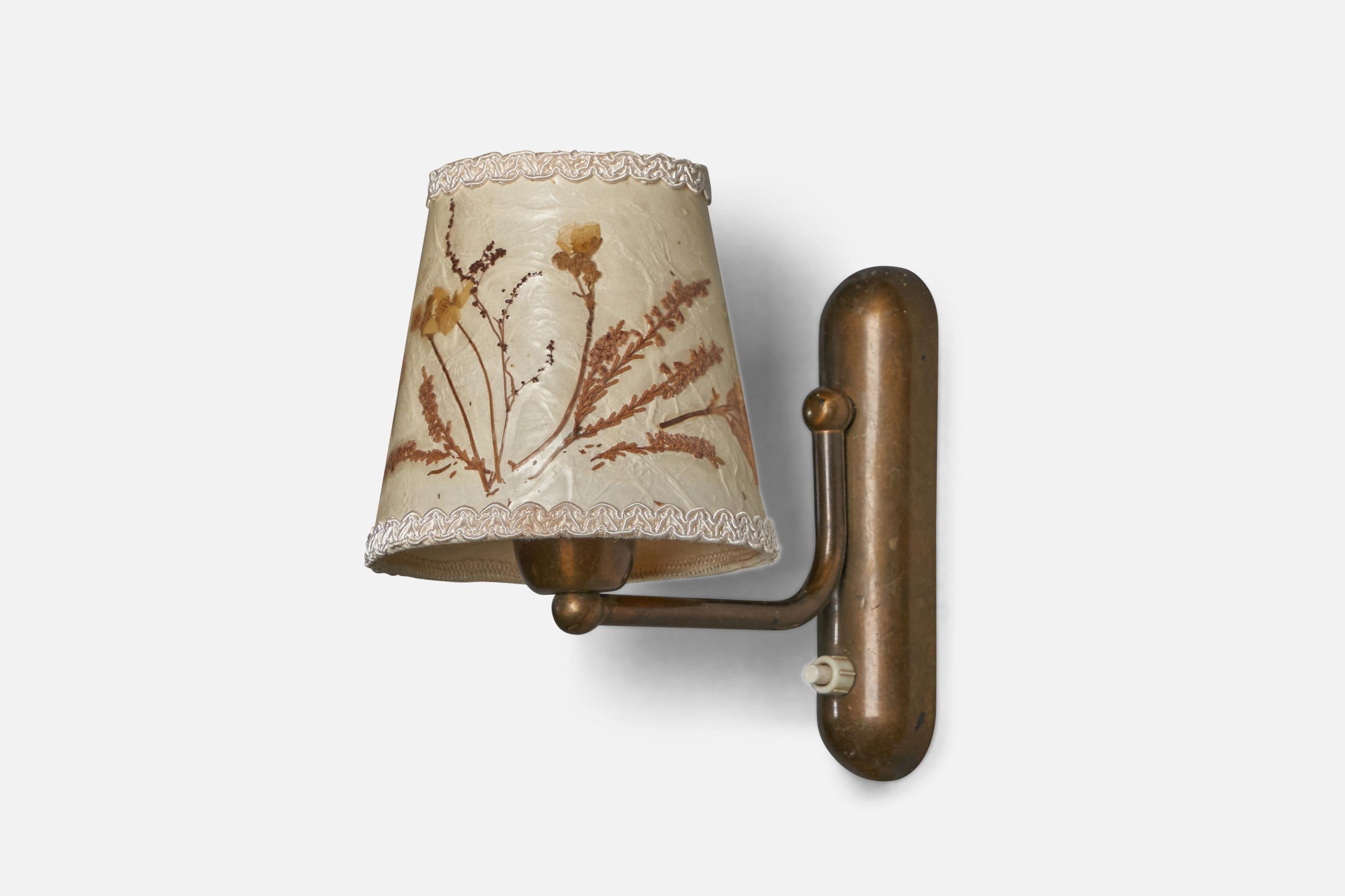 A brass and paper with laminated plants wall light designed and produced in Denmark, 1940s.

Overall Dimensions (inches): 7.75” H x 5” W x 8” D

Back Plate Dimensions (inches): 6.5” H x 1.65” W x 1” D

Bulb Specifications: E-26 Bulb

Number of