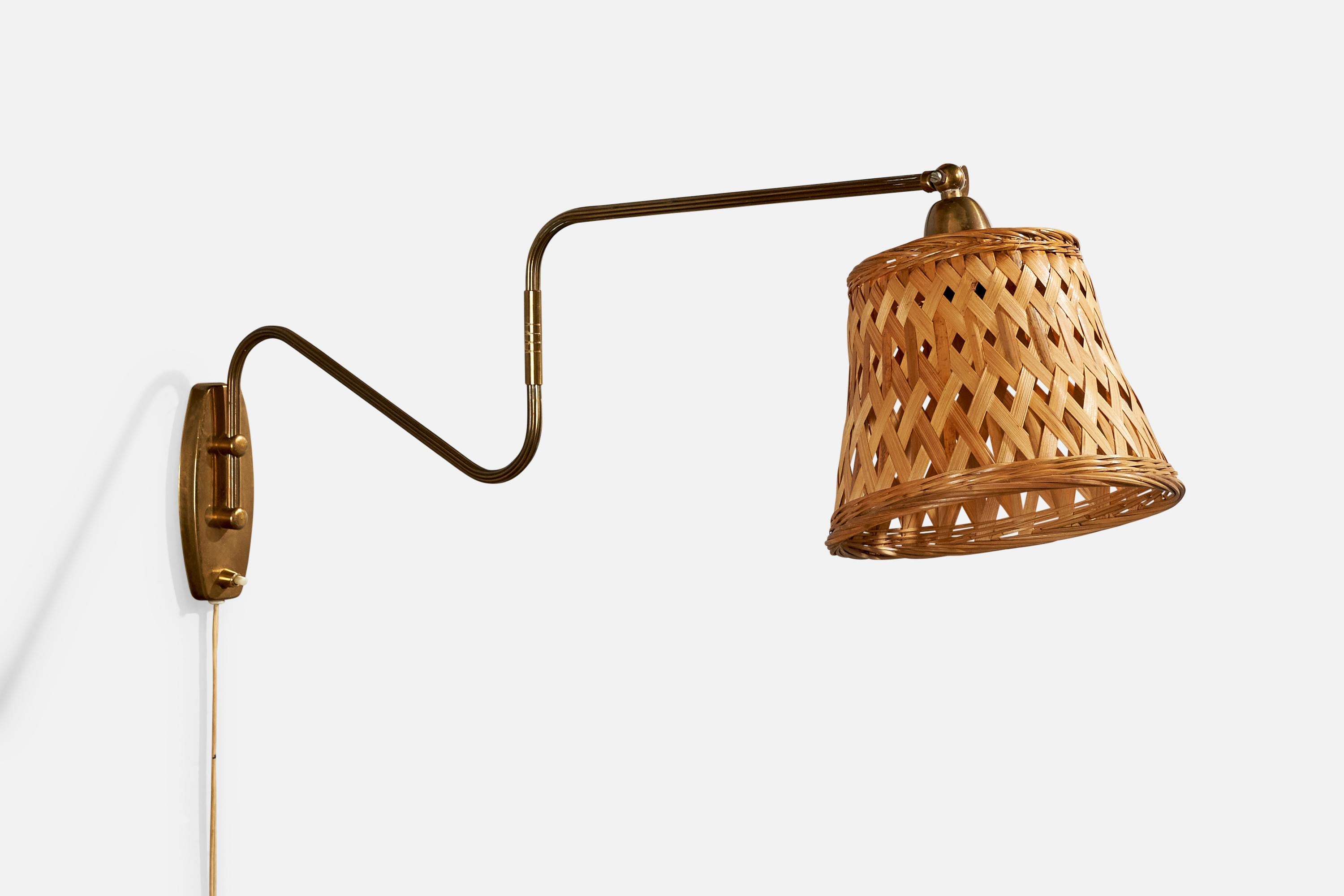 Wandleuchte aus Messing und Rattan, entworfen und hergestellt in Dänemark, ca. 1940er Jahre.

Gesamtabmessungen (Zoll): 13,25