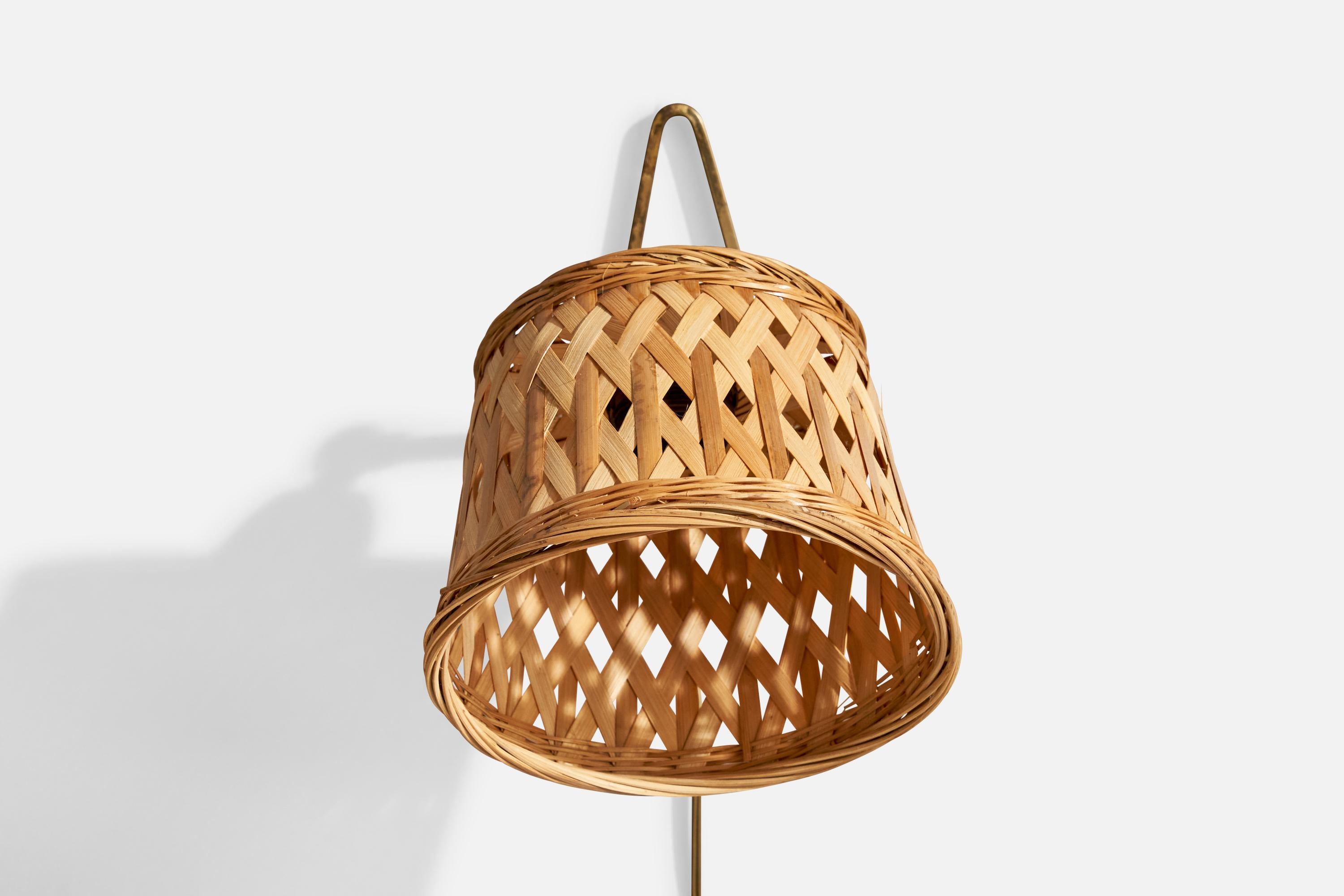 Diseñador danés, aplique de pared, latón, ratán, Dinamarca, década de 1940 Escandinavo moderno en venta
