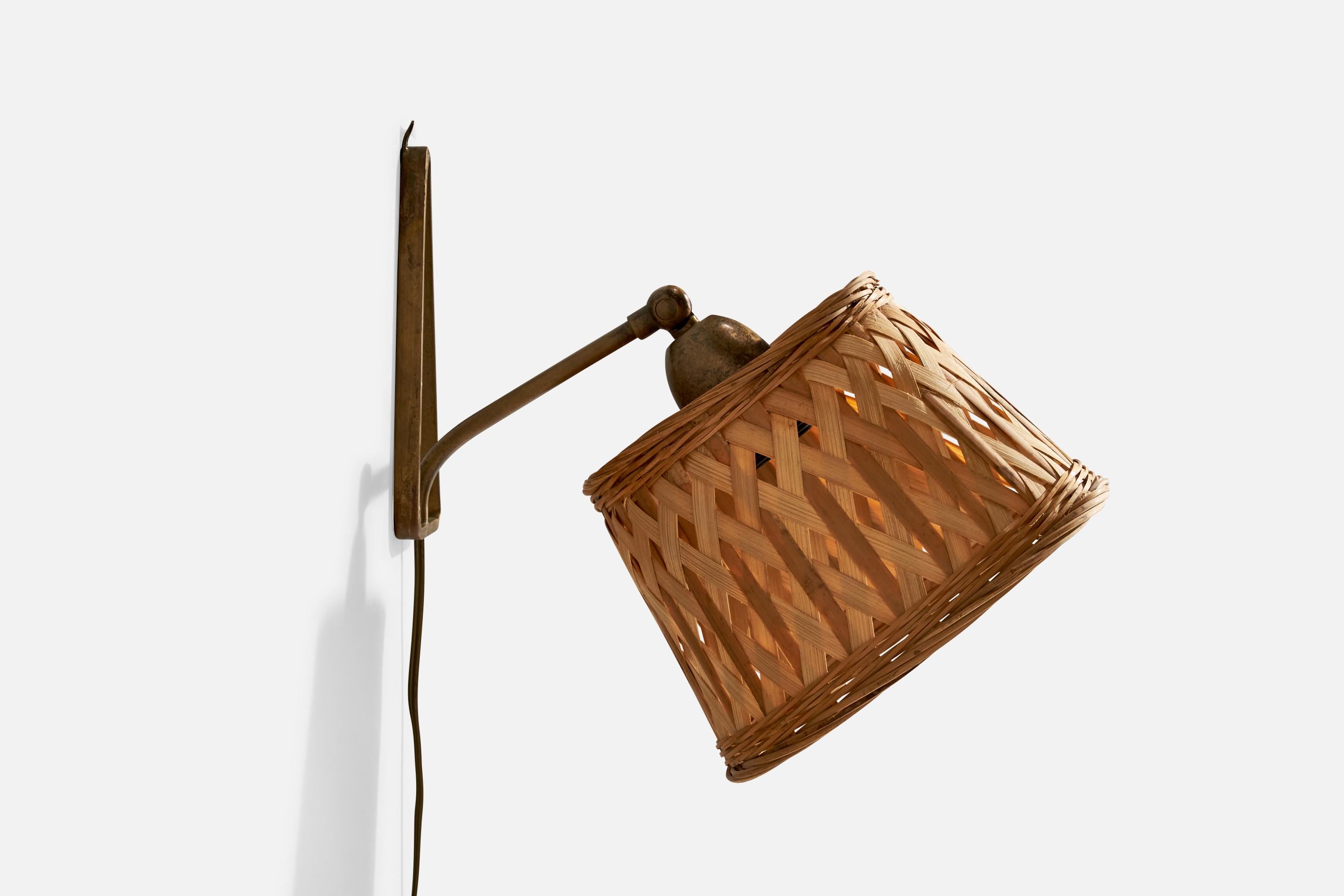 Diseñador danés, aplique de pared, latón, ratán, Dinamarca, década de 1940 Danés en venta