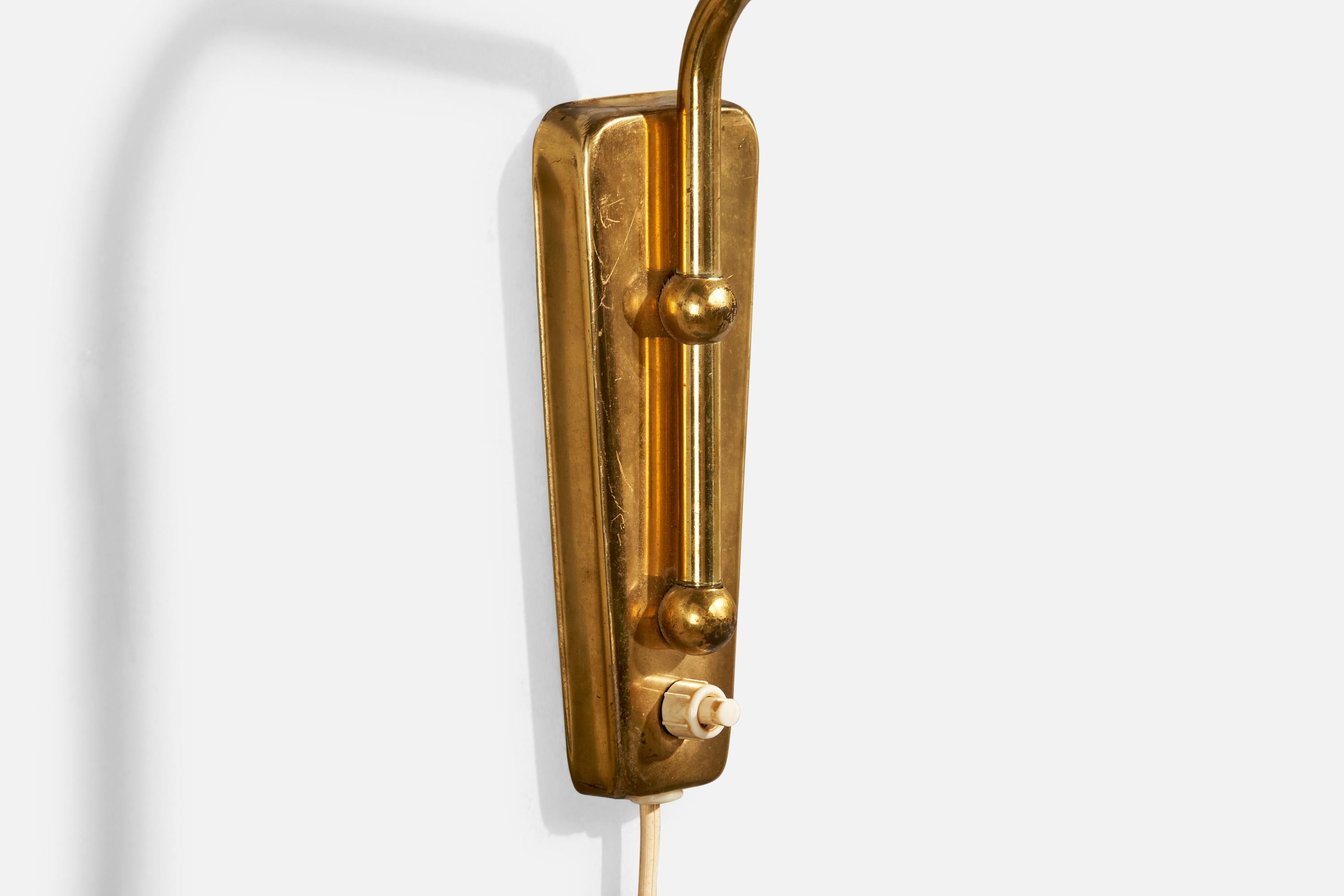 Metà XX secolo Designer danese, lampada da parete, ottone, rattan, Danimarca, anni '40 in vendita
