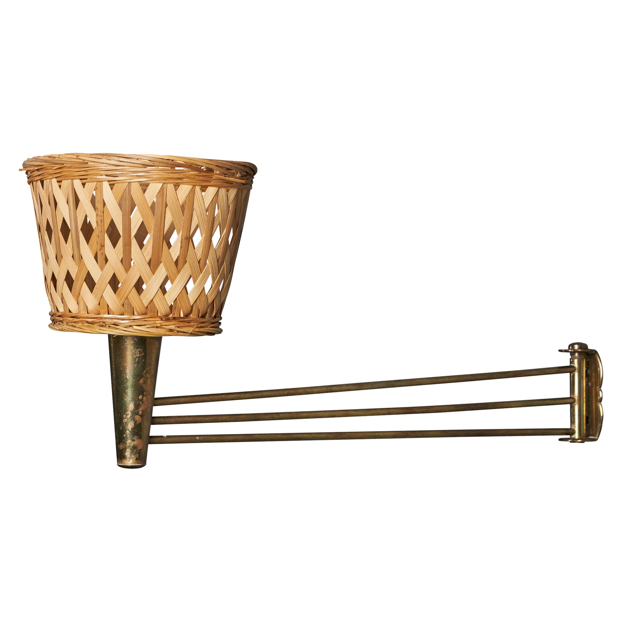 Diseñador danés, aplique de pared, latón, ratán, Dinamarca, década de 1940
