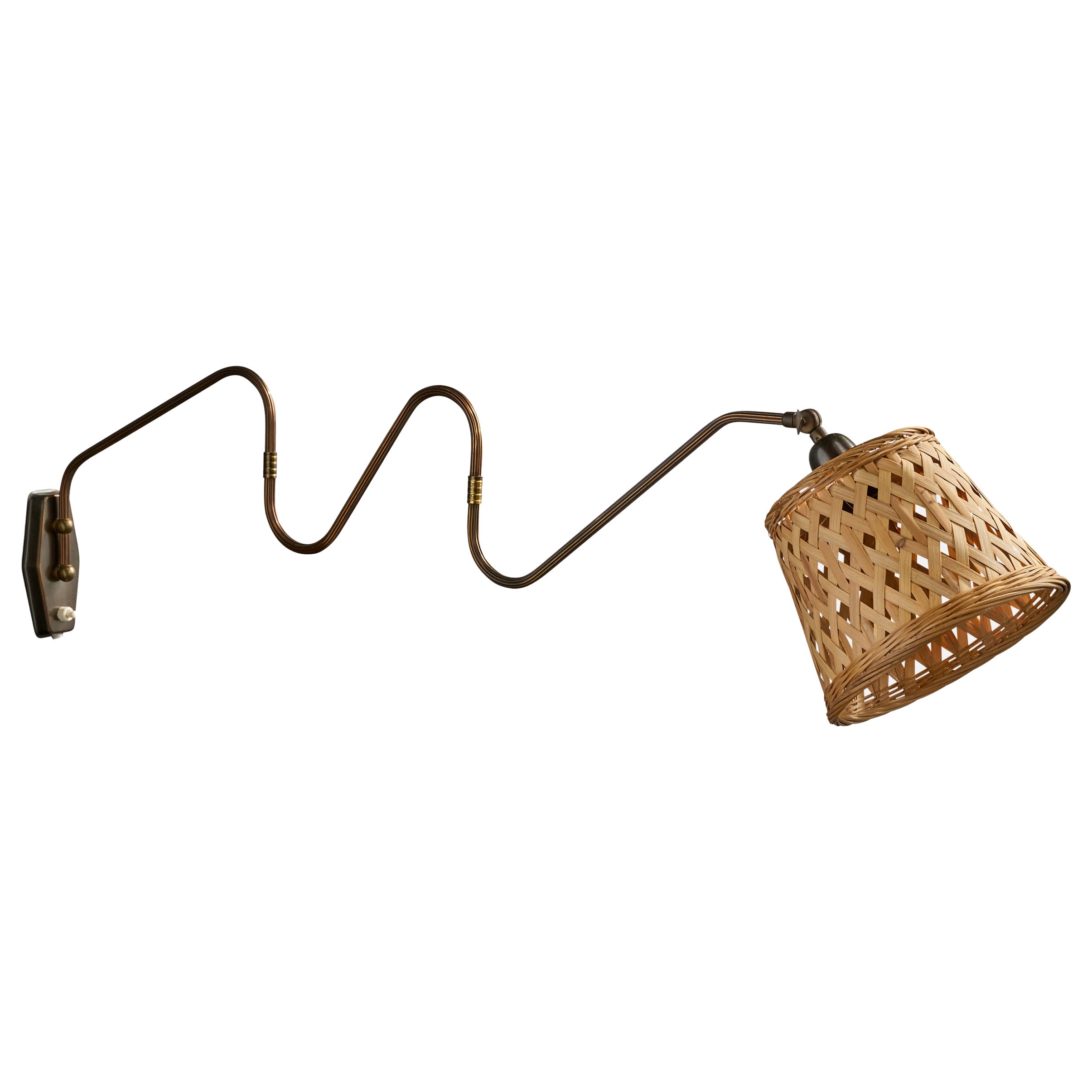 Diseñador danés, aplique de pared, latón, ratán, Dinamarca, década de 1940