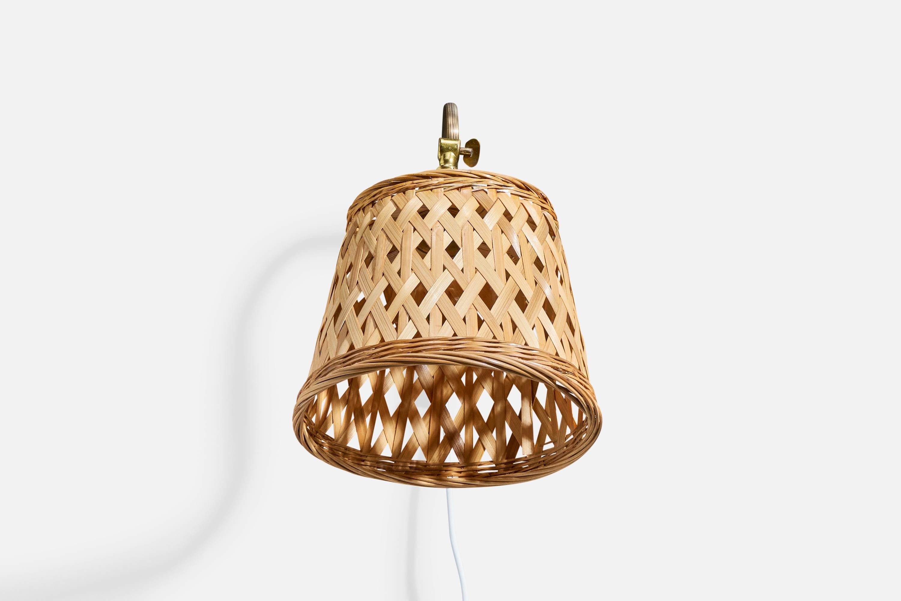 Mid-Century moderno Designer danese, lampada da parete, ottone, rattan, Danimarca, anni '1950 in vendita