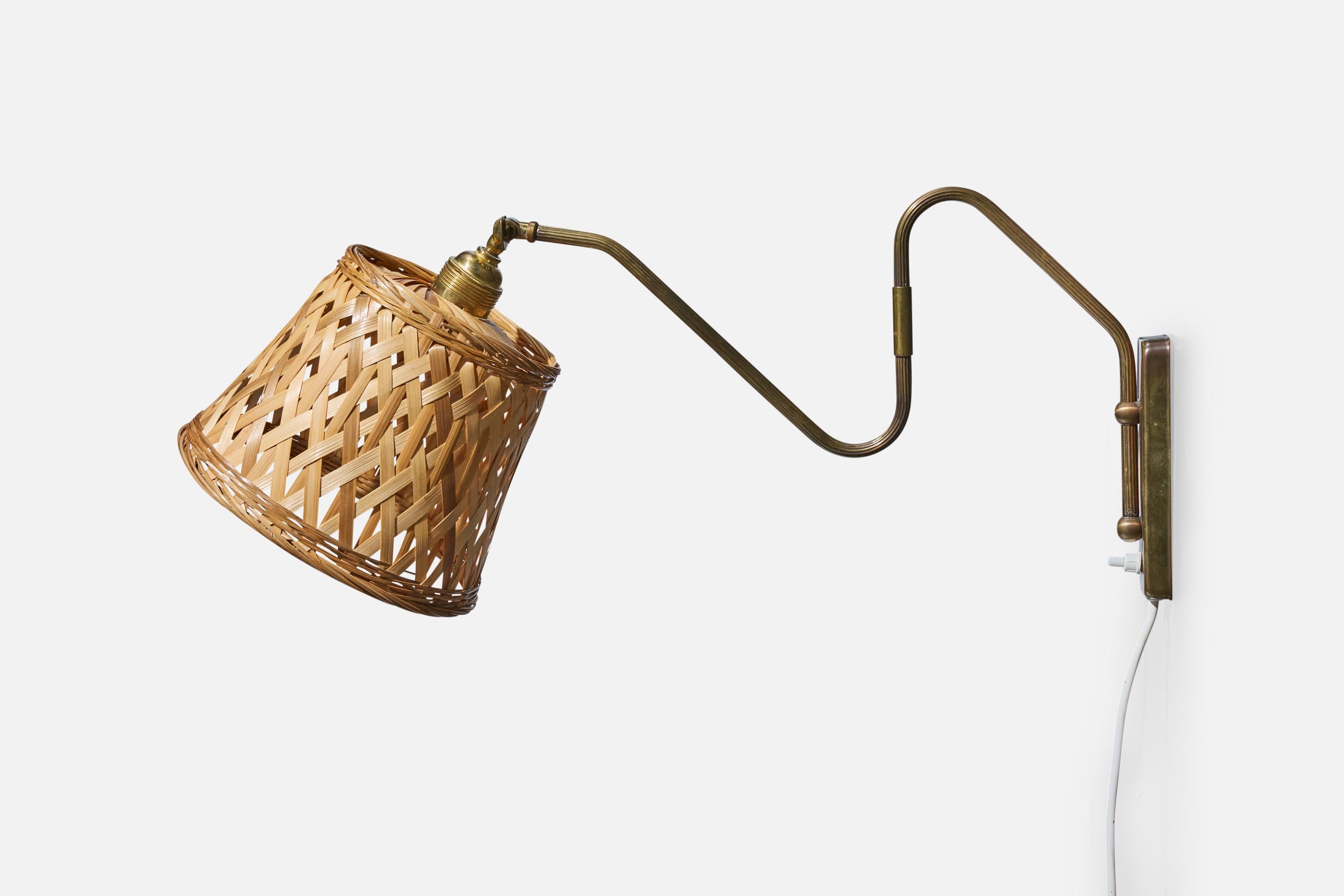 Designer danese, lampada da parete, ottone, rattan, Danimarca, anni '1950 In condizioni buone in vendita a High Point, NC